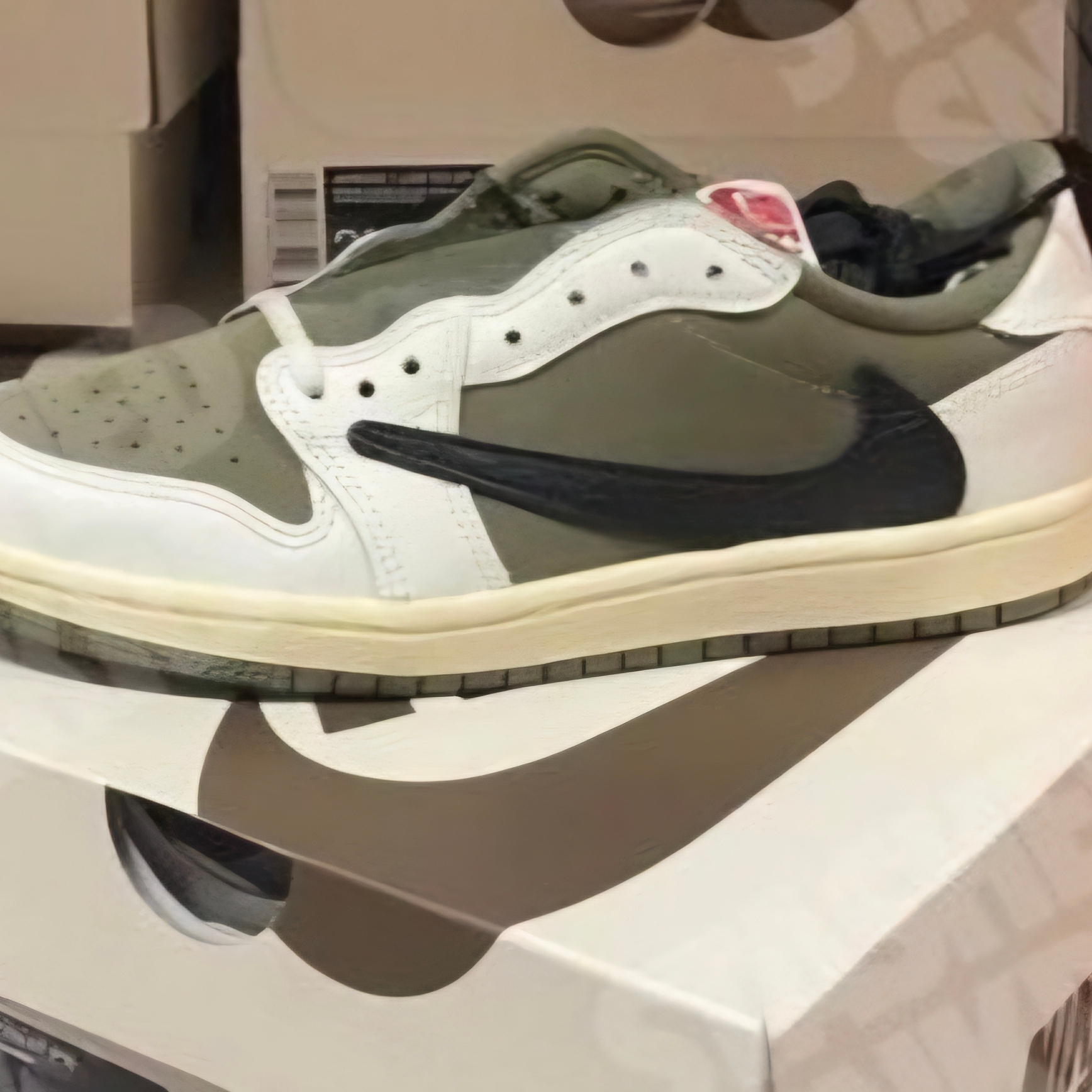 Jordan 1 x Travis Scott Retro Low OG SP Reverse Olive 착용 스타일 - 2
