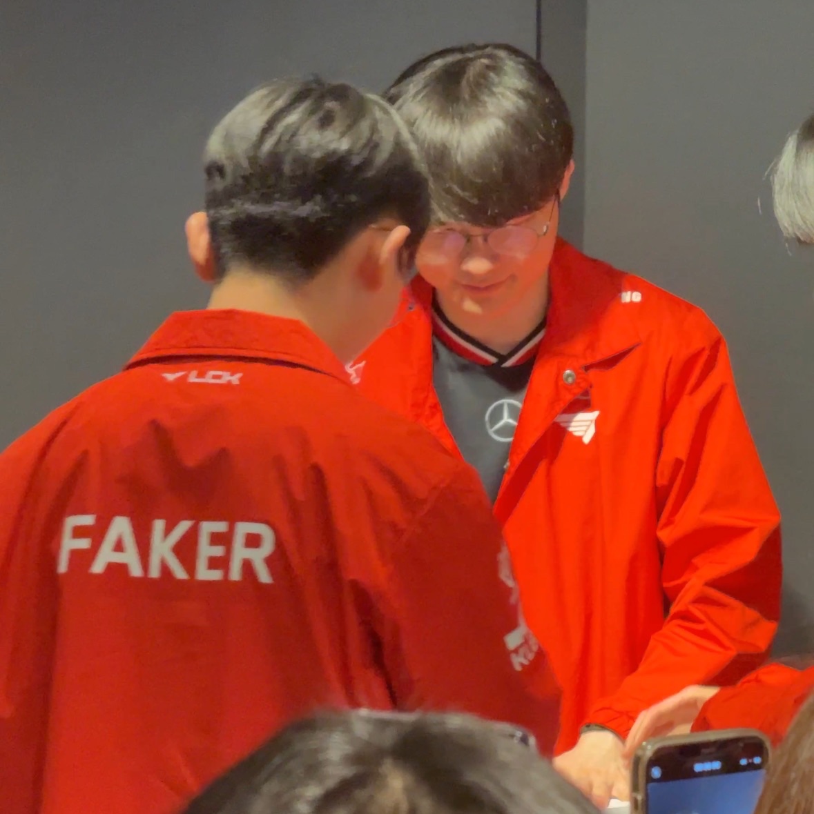 T1 2024 Uniform Worlds Jacket White (Non Marking Ver.), T1 2025 Uniform Jacket Red (Non Marking Ver.) 착용 스타일 - 5