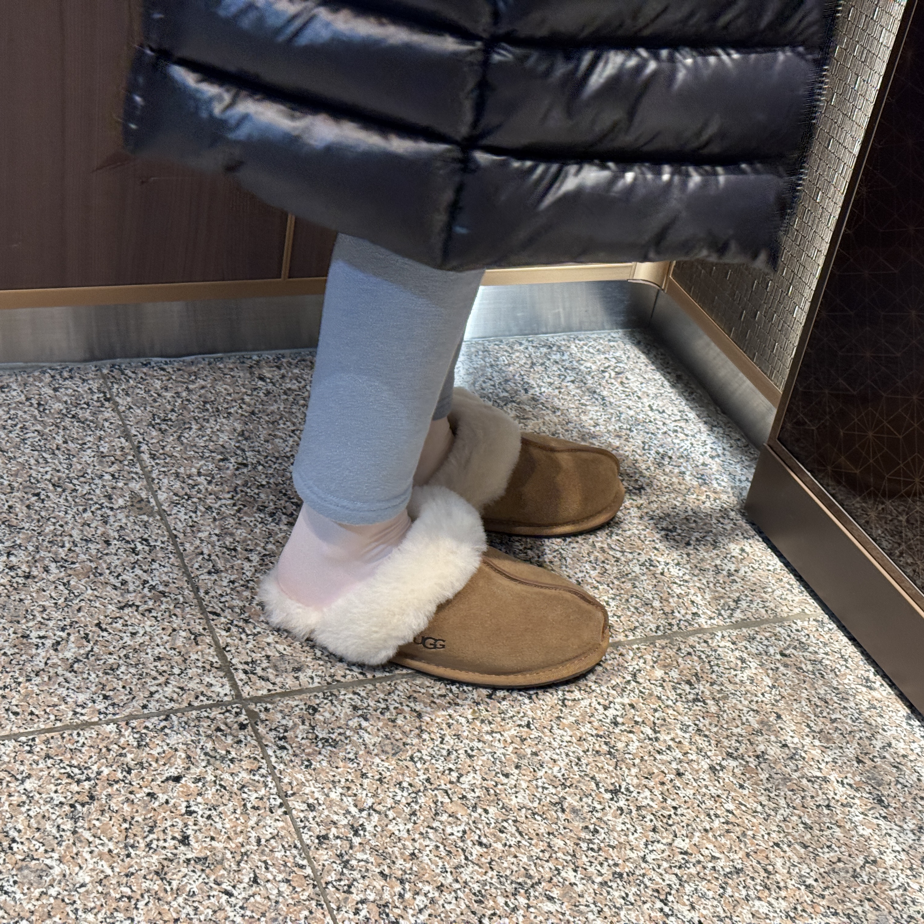 (W) UGG Scuffette II Slipper Chestnut 착용 스타일 - 2