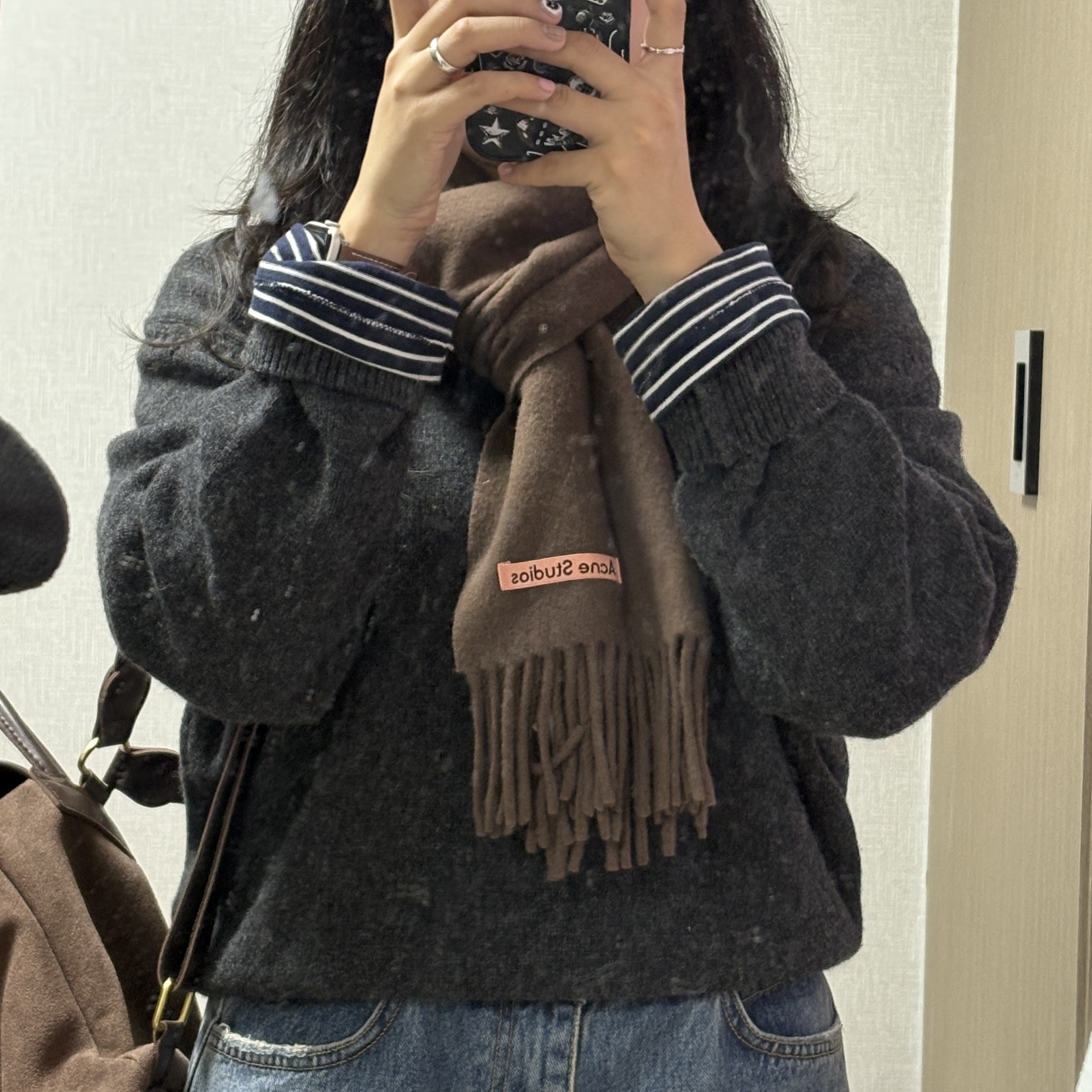 Acne Studios Fringe Wool Muffler Chocolate Brown 착용 스타일 - 1