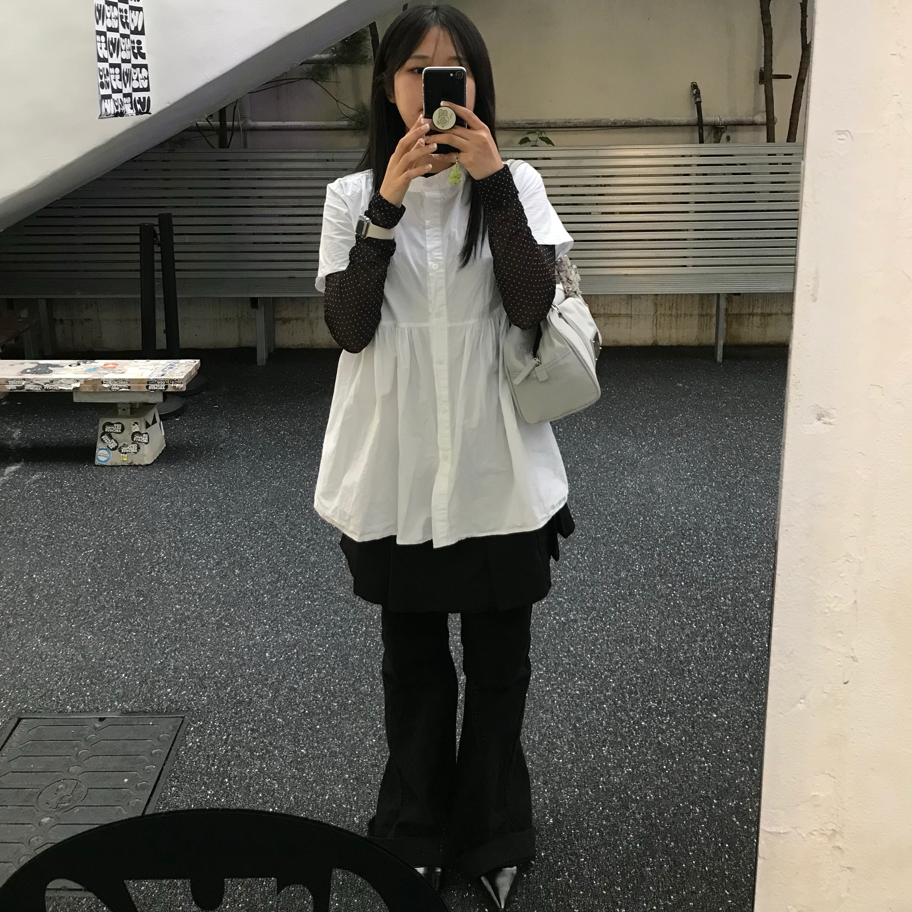 Matin Kim Sporty Tote Bag Light Grey 착용 스타일