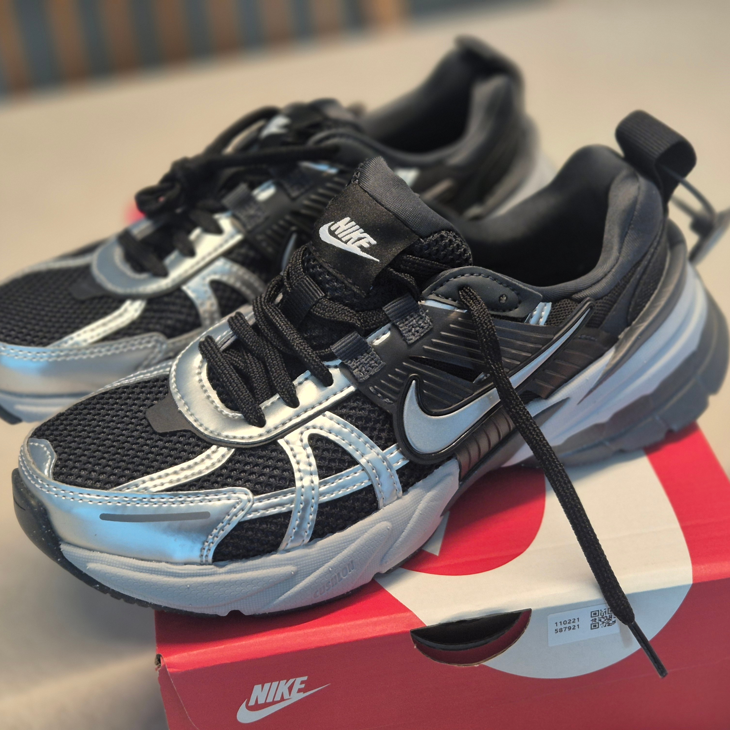 (W) Nike V2K Run Black Dark Smoke Grey 착용 스타일