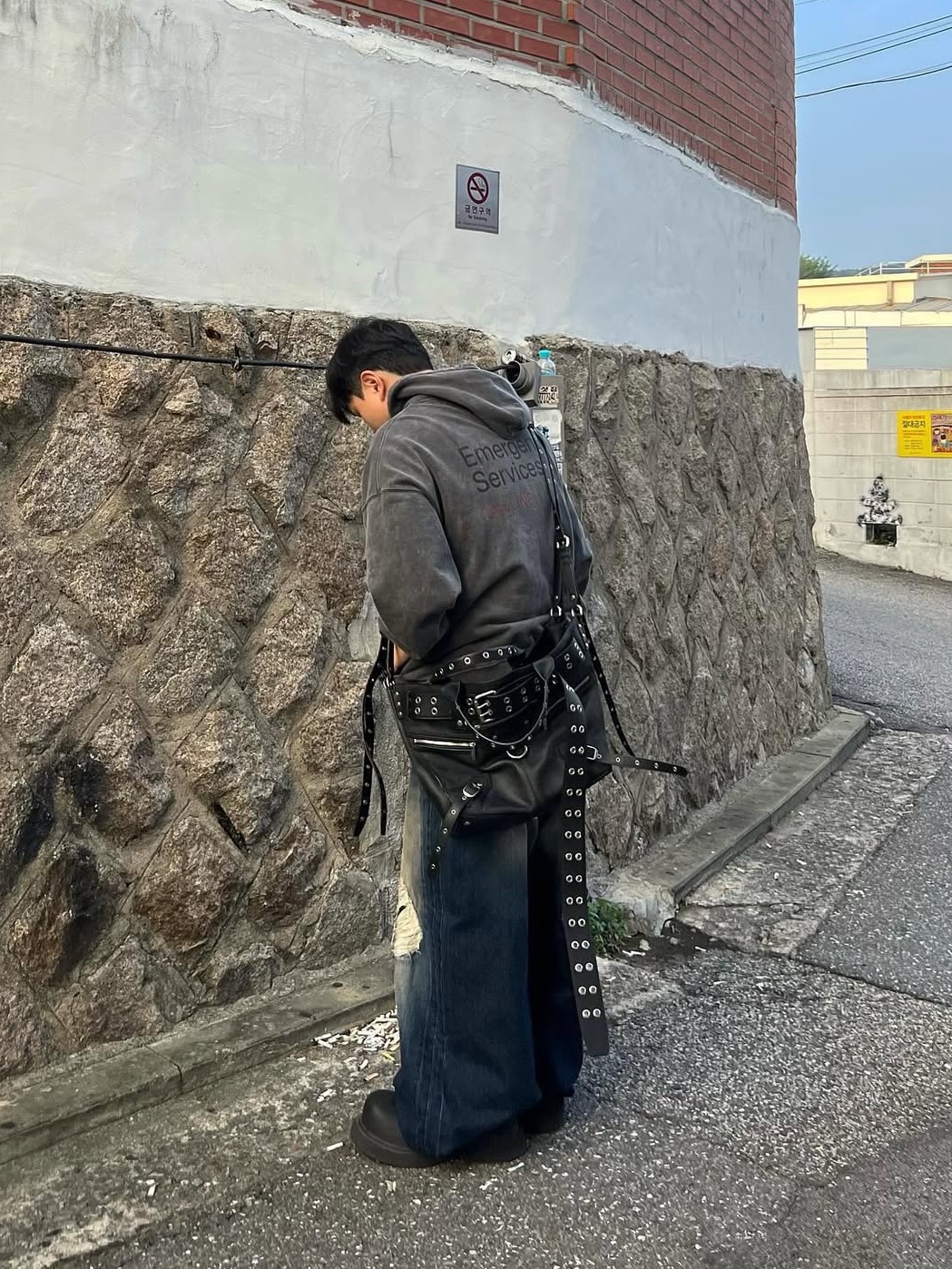 Balenciaga Emo Bucket Bag in Washed Calfskin Black 착용 스타일