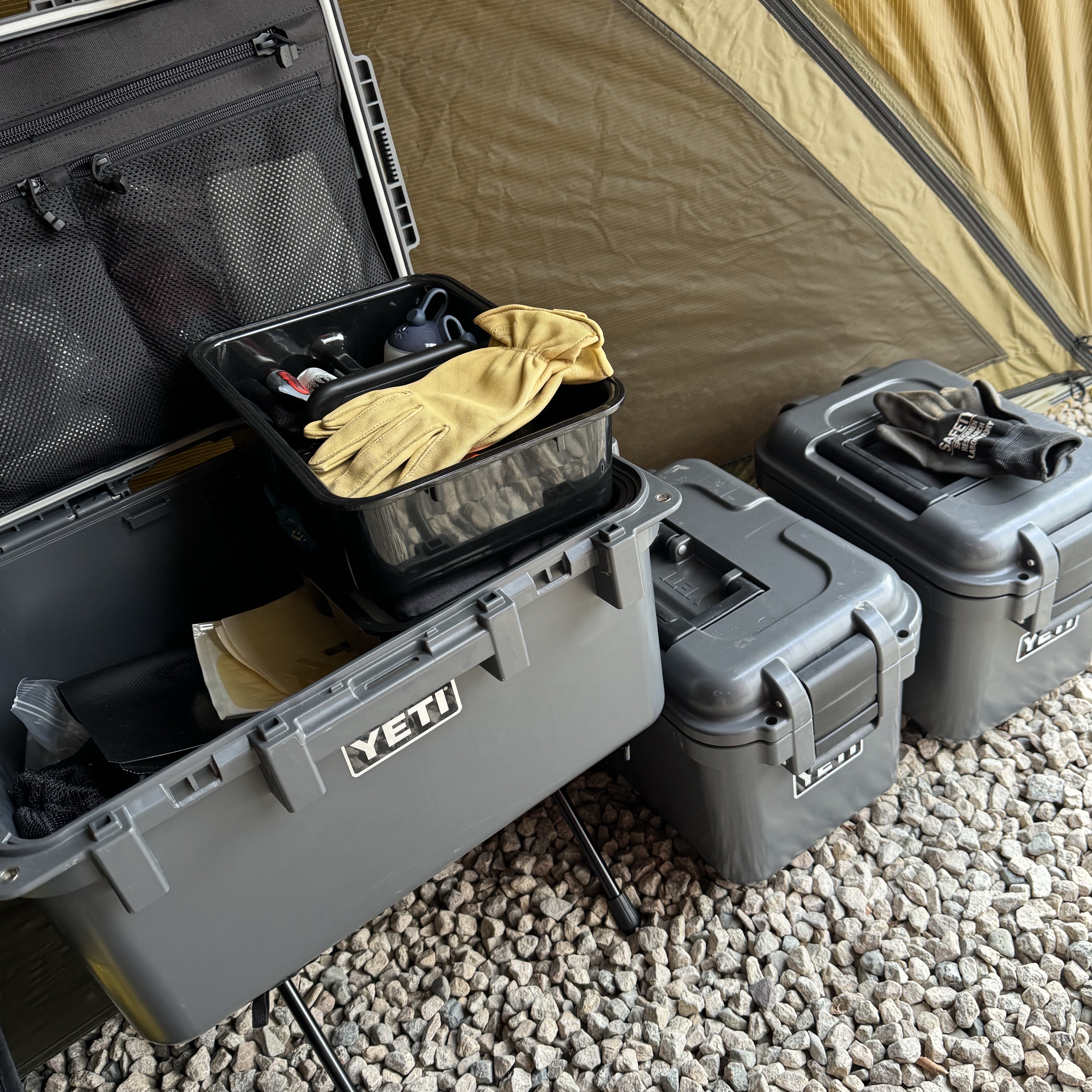 Yeti Loadout Gobox 30 Gear Case Charcoal 착용 스타일