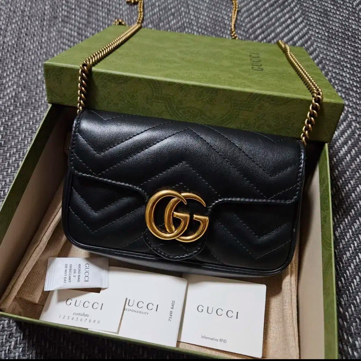 Gucci GG Marmont Matelasse Small Chain Shoulder Bag Black 착용 스타일