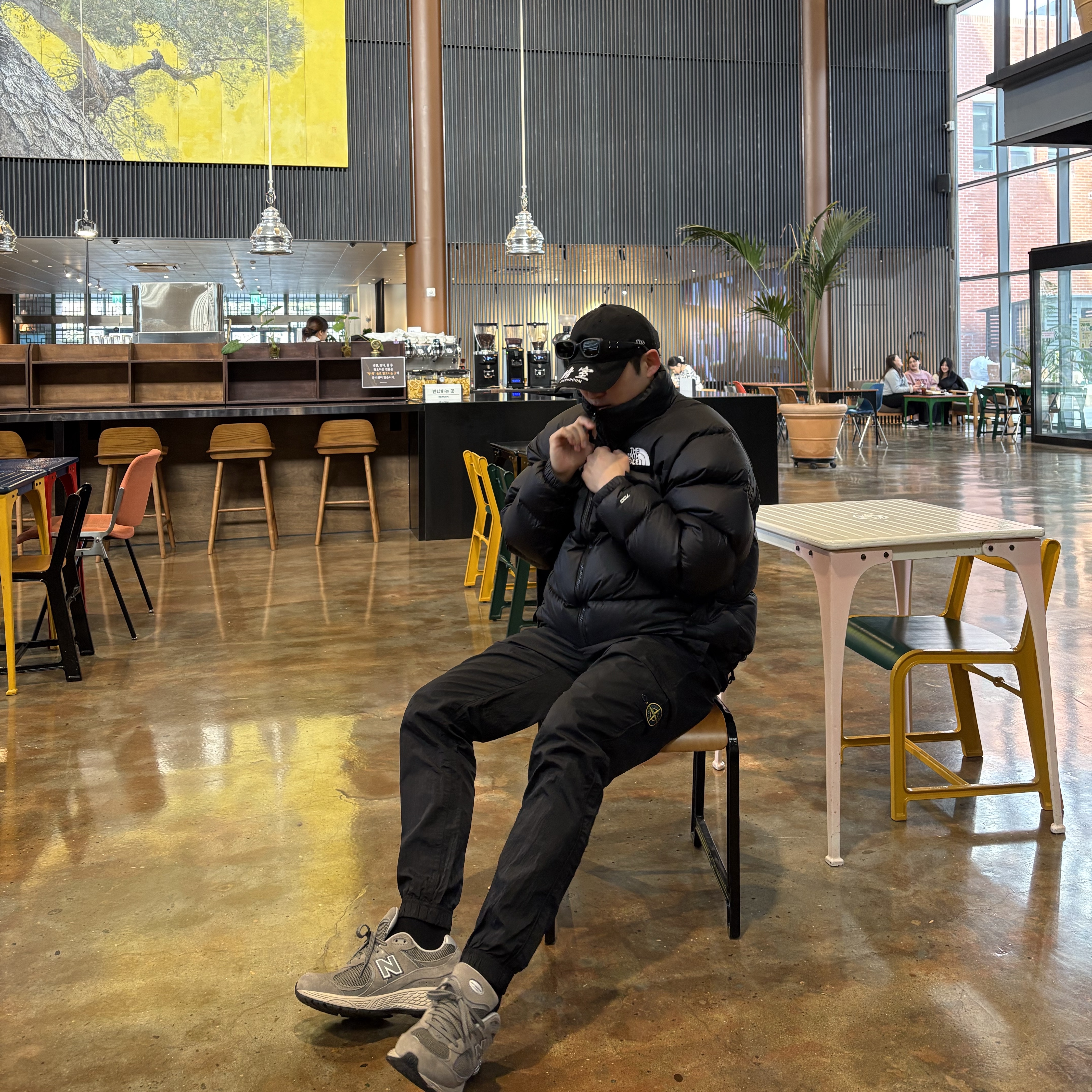 Gentle Monster x Maison Margiela MM106 Leather Black Black, Darkr8m Studio x New Era Unstructured Ball Cap Black 착용 스타일