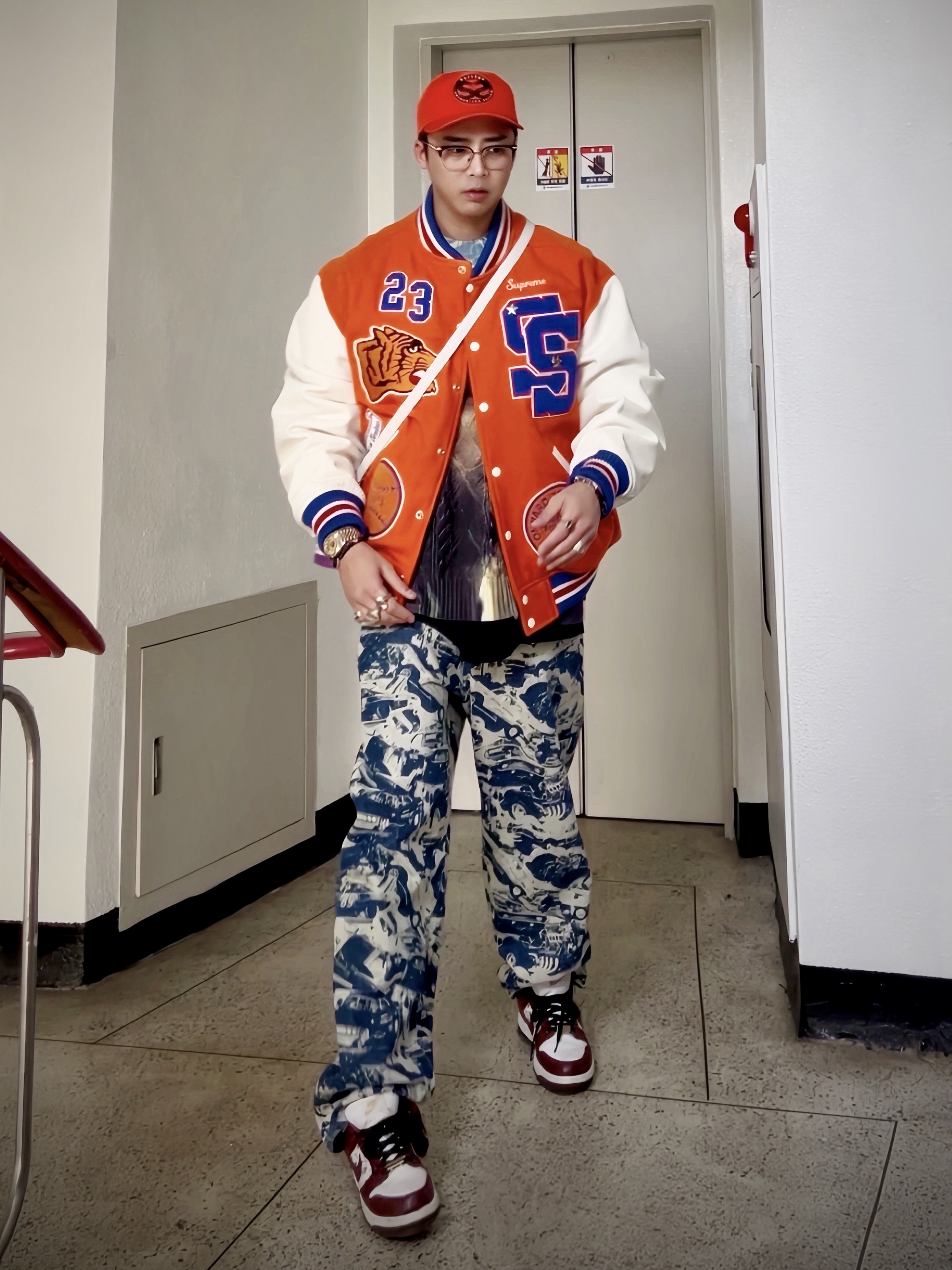 Supreme Double S 5-Panel Orange - 22SS, Supreme Tiger Varsity Jacket Orange - 23FW 착용 스타일 - 3