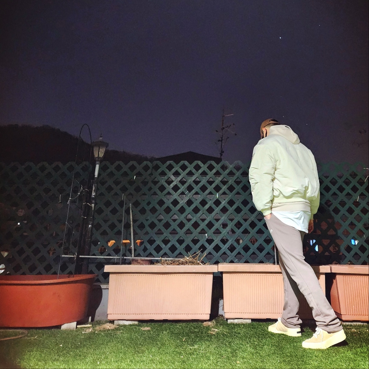 Essentials Hoodie Silver Cloud - 23FW, Adidas x Fear of God Athletics 86 Low Clay 착용 스타일 - 2