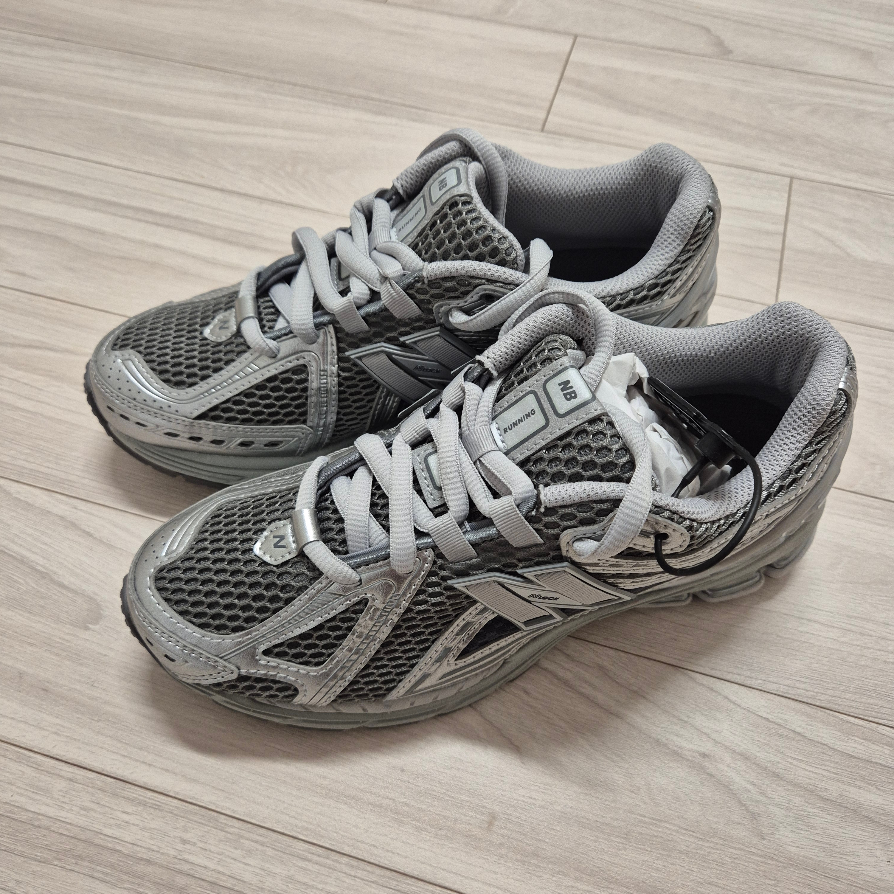 New Balance 1906R Harbor Grey Silver Metalic 착용 스타일 - 1