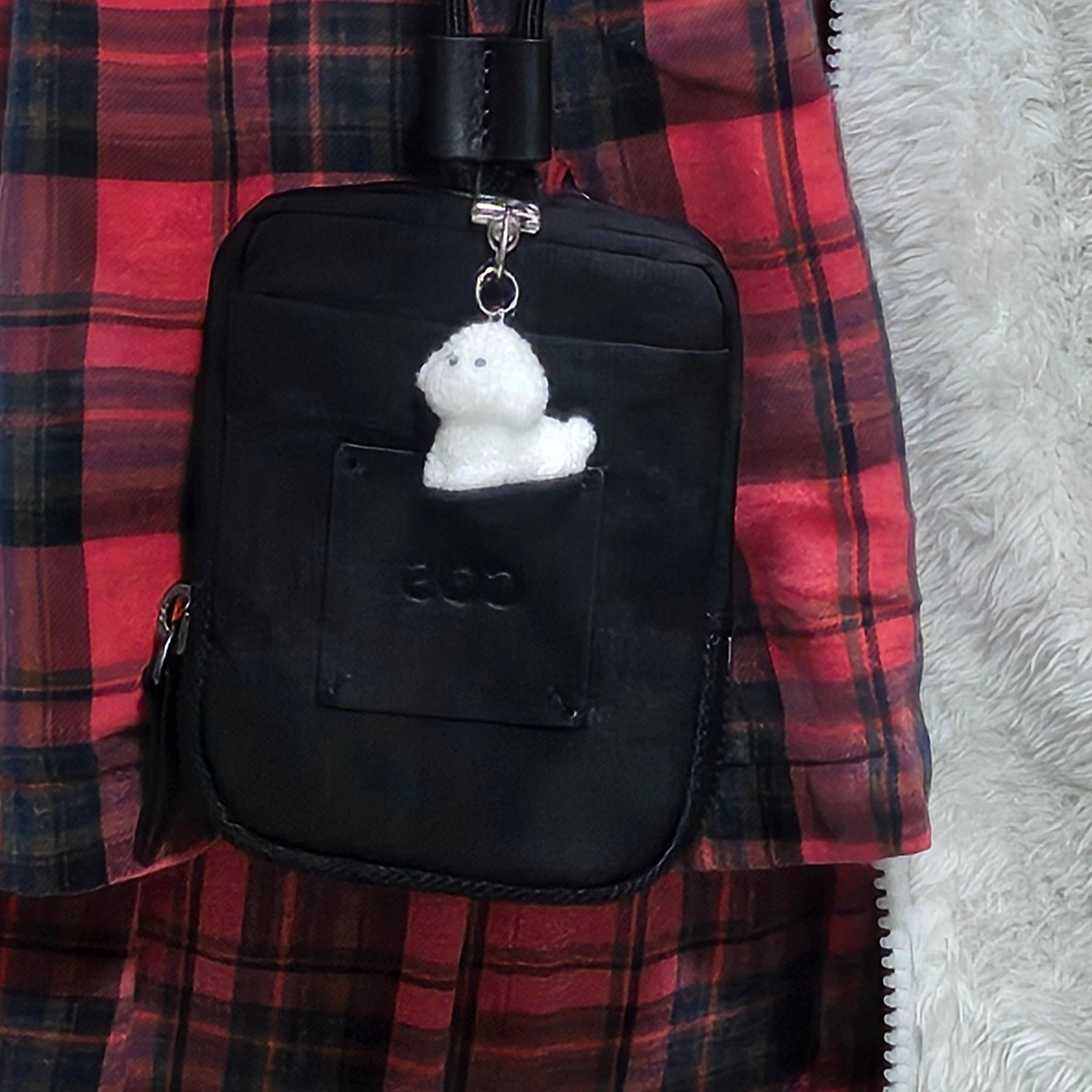 COS Mini Crossbody Pouch Nylon Black 착용 스타일