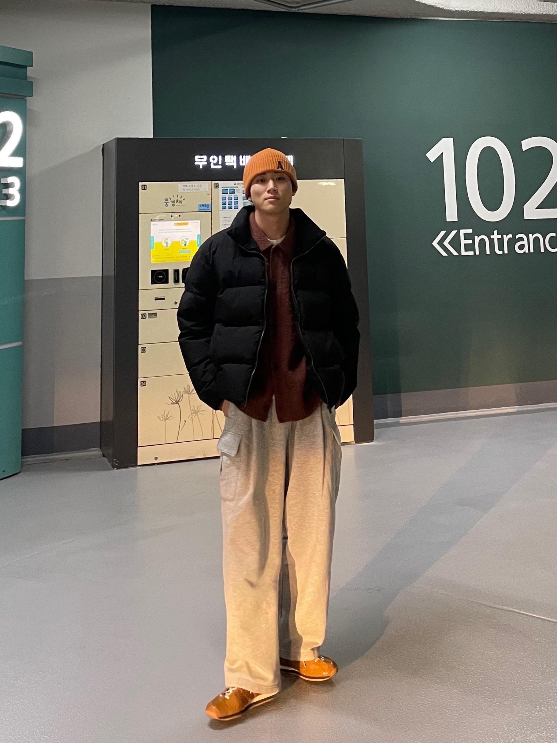 Adidas x Song for the Mute Country OG Bronze Strata Wild Brown, TNGT Wide-fit One Tuck Sweat Pants Melange Gray 착용 스타일 - 2