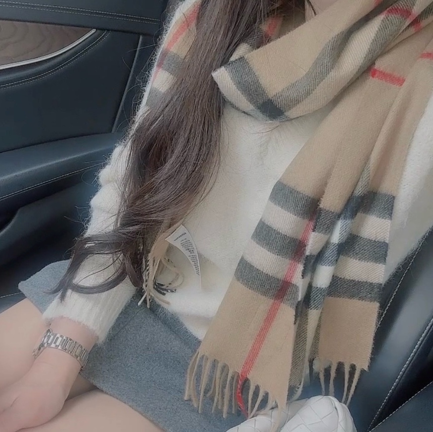 Burberry Classic Check Cashmere Muffler Archive Beige, Cartier Ballon Bleu de Watch 33mm Automatic Steel 착용 스타일
