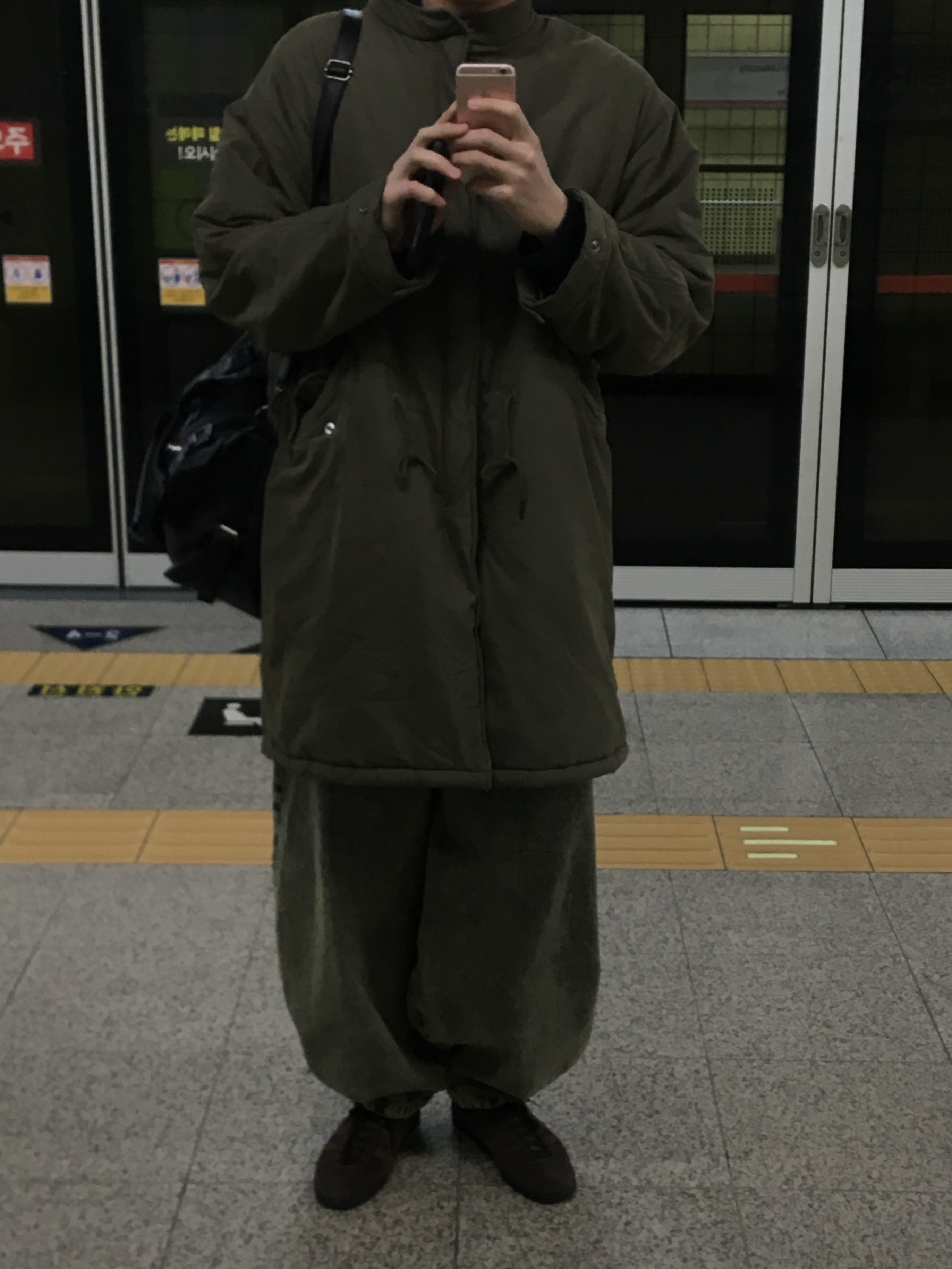 Arc'teryx Atom Hoody Black, Adidas Tobacco Gruen Dark Brown 착용 스타일 - 2