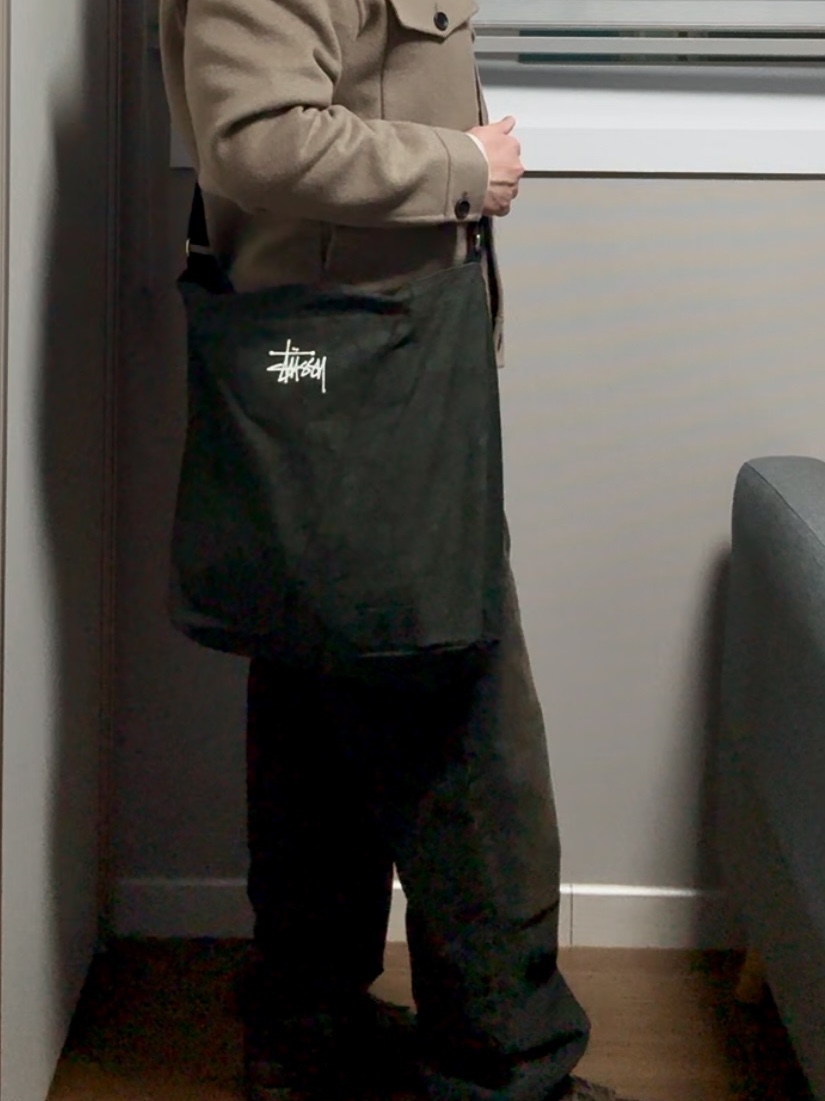 Stussy Canvas Crossbody Bag Washed Black, Jordan 1 x Travis Scott Retro Low OG SP Velvet Brown and Dark Mocha 착용 스타일