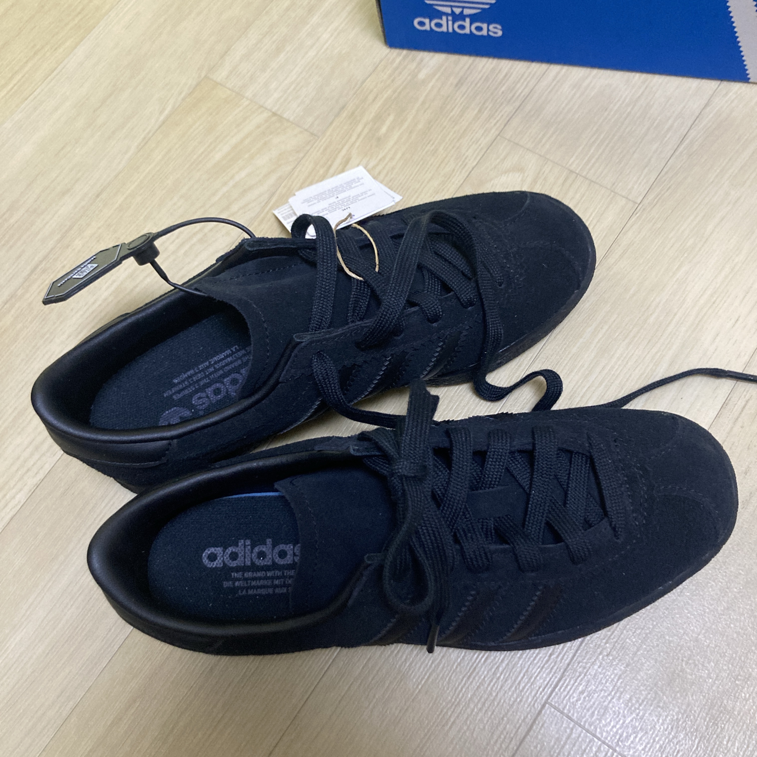 Adidas Stadt Core Black Carbon 착용 스타일 - 2