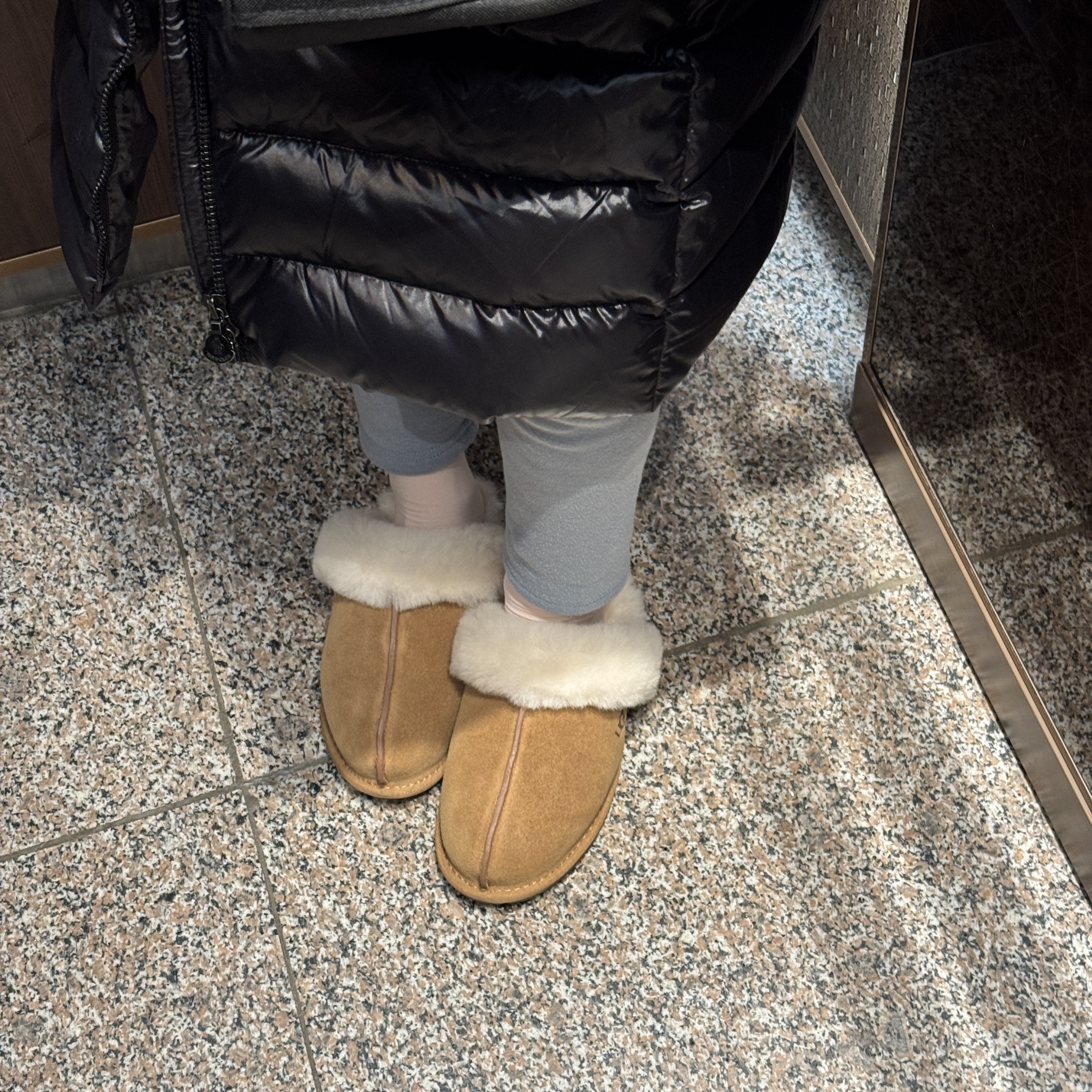 (W) UGG Scuffette II Slipper Chestnut 착용 스타일 - 1