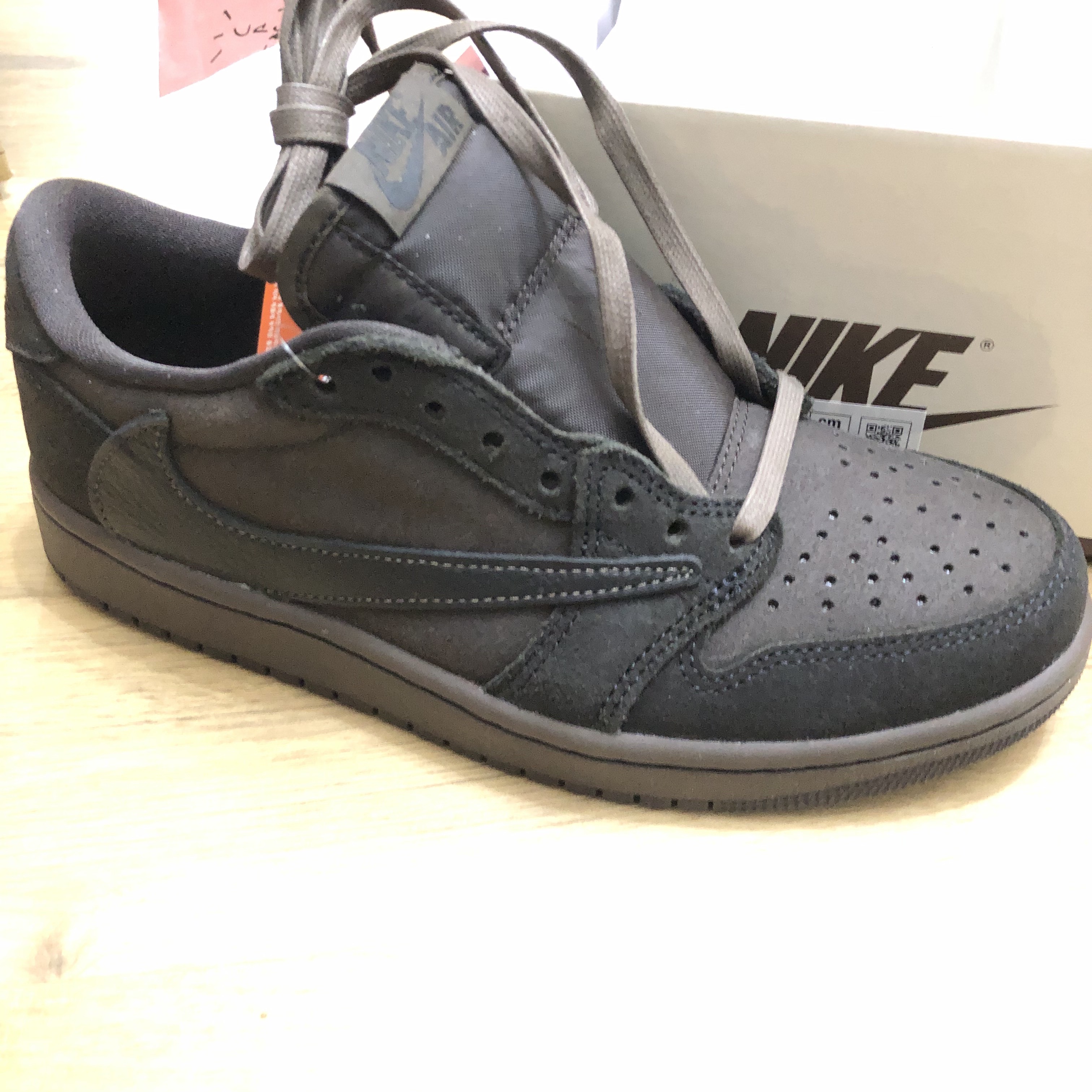 Jordan 1 x Travis Scott Retro Low OG SP Velvet Brown and Dark Mocha 착용 스타일 - 1