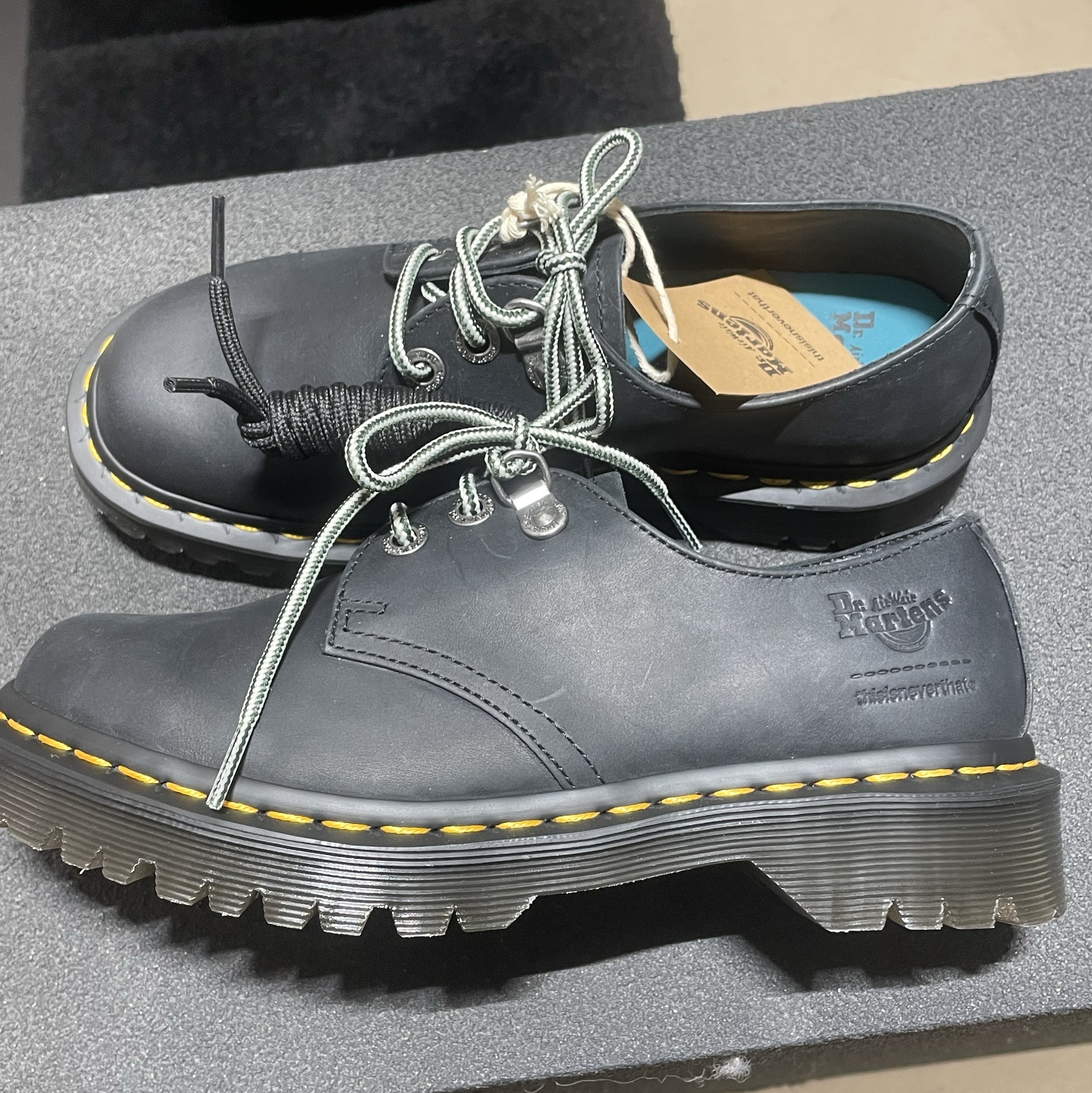 Dr. Martens x Thisisneverthat 1461 Waxed Full Grain Black 착용 스타일