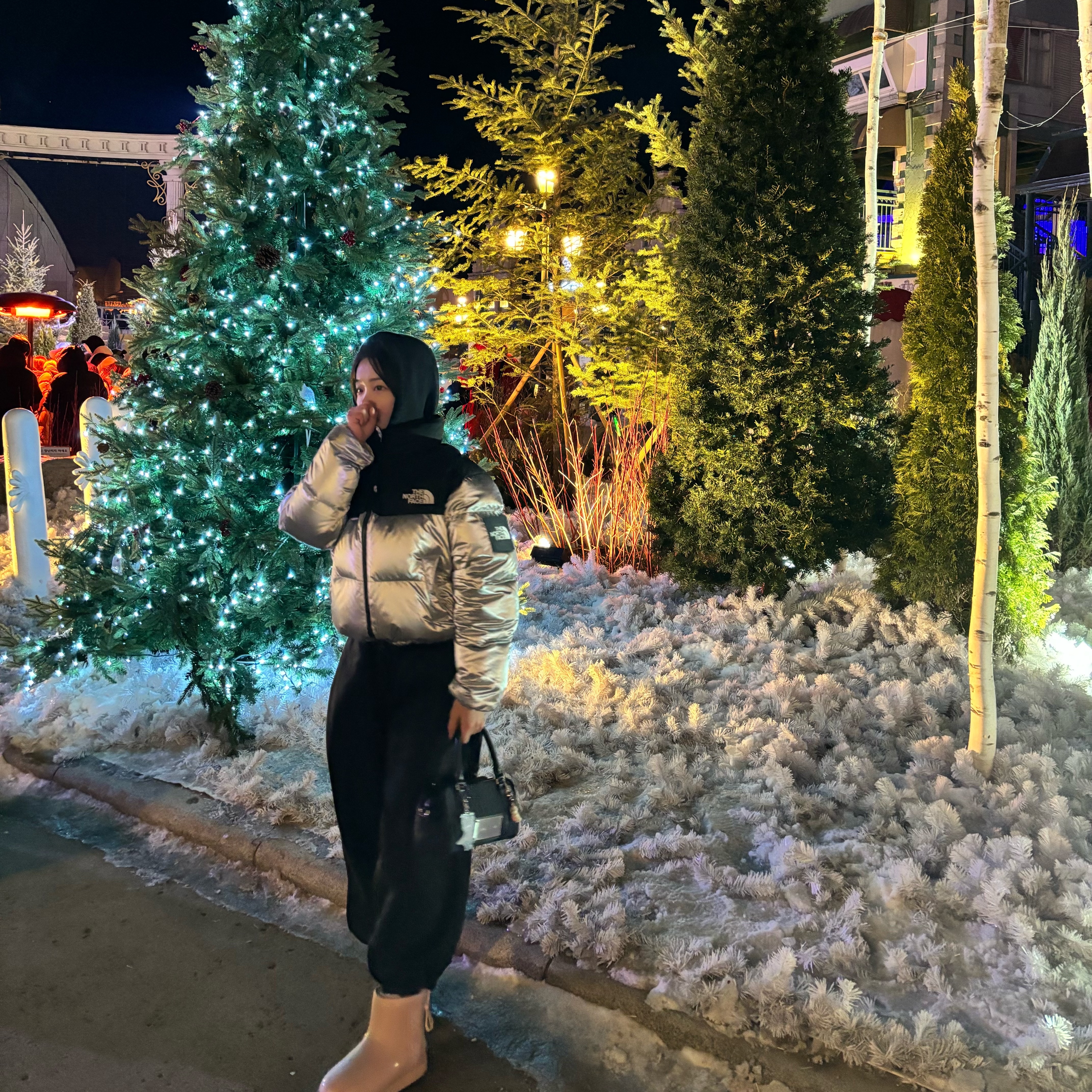 (W) The North Face White Label Novelty Nuptse Down Jacket SE Silver, Matin Kim Baby Sporty Tote Bag Black 착용 스타일 - 1