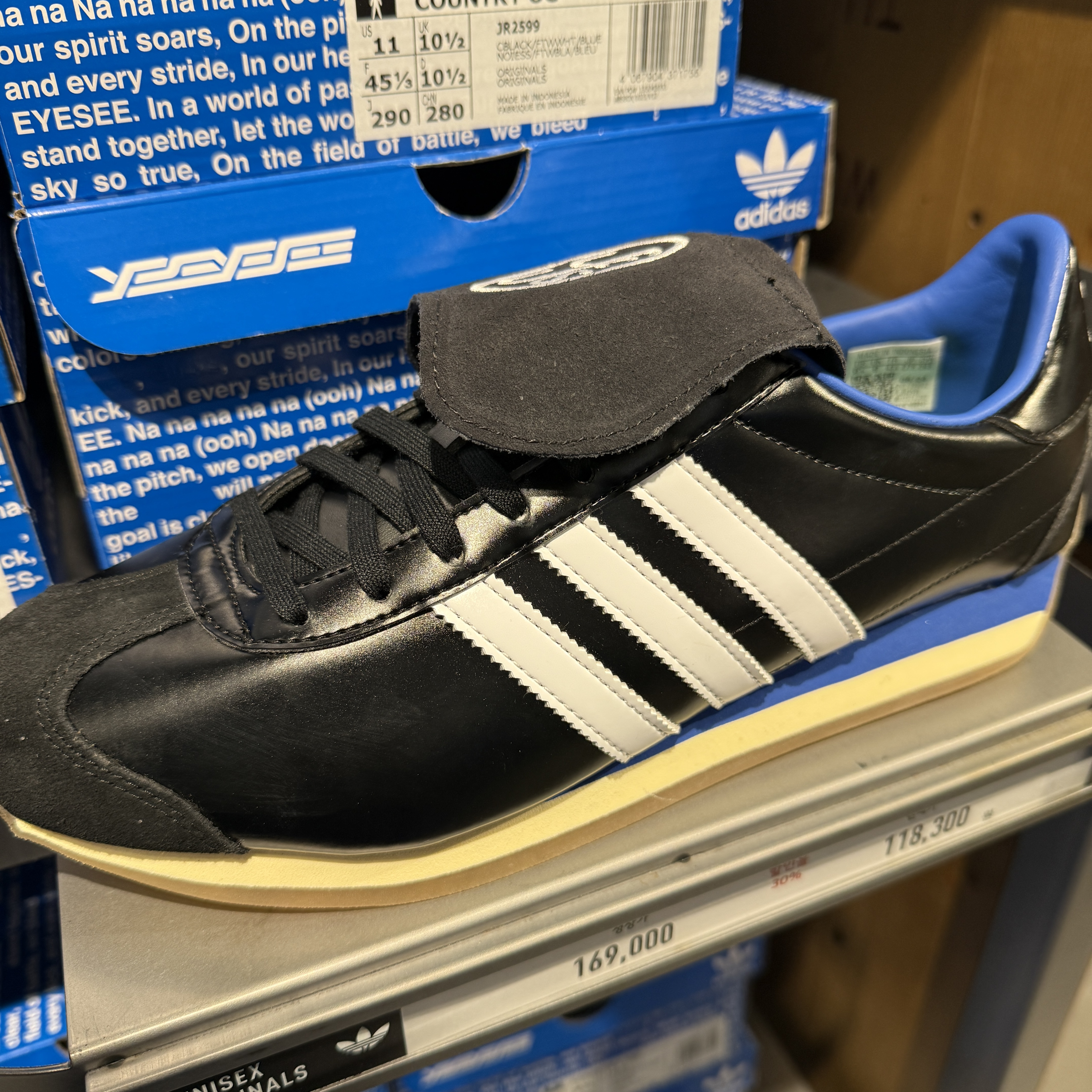 Adidas x Yeseyesee Country OG Core Black Cloud White 착용 스타일