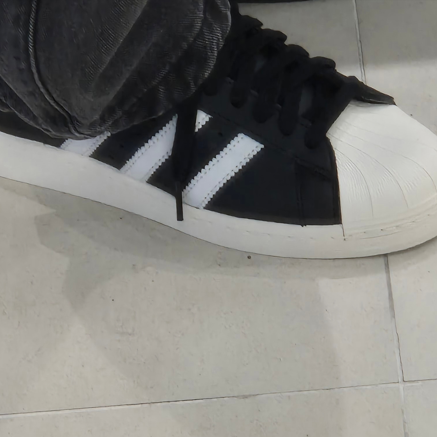 Adidas Superstar 82 FI Core Black 착용 스타일 - 1