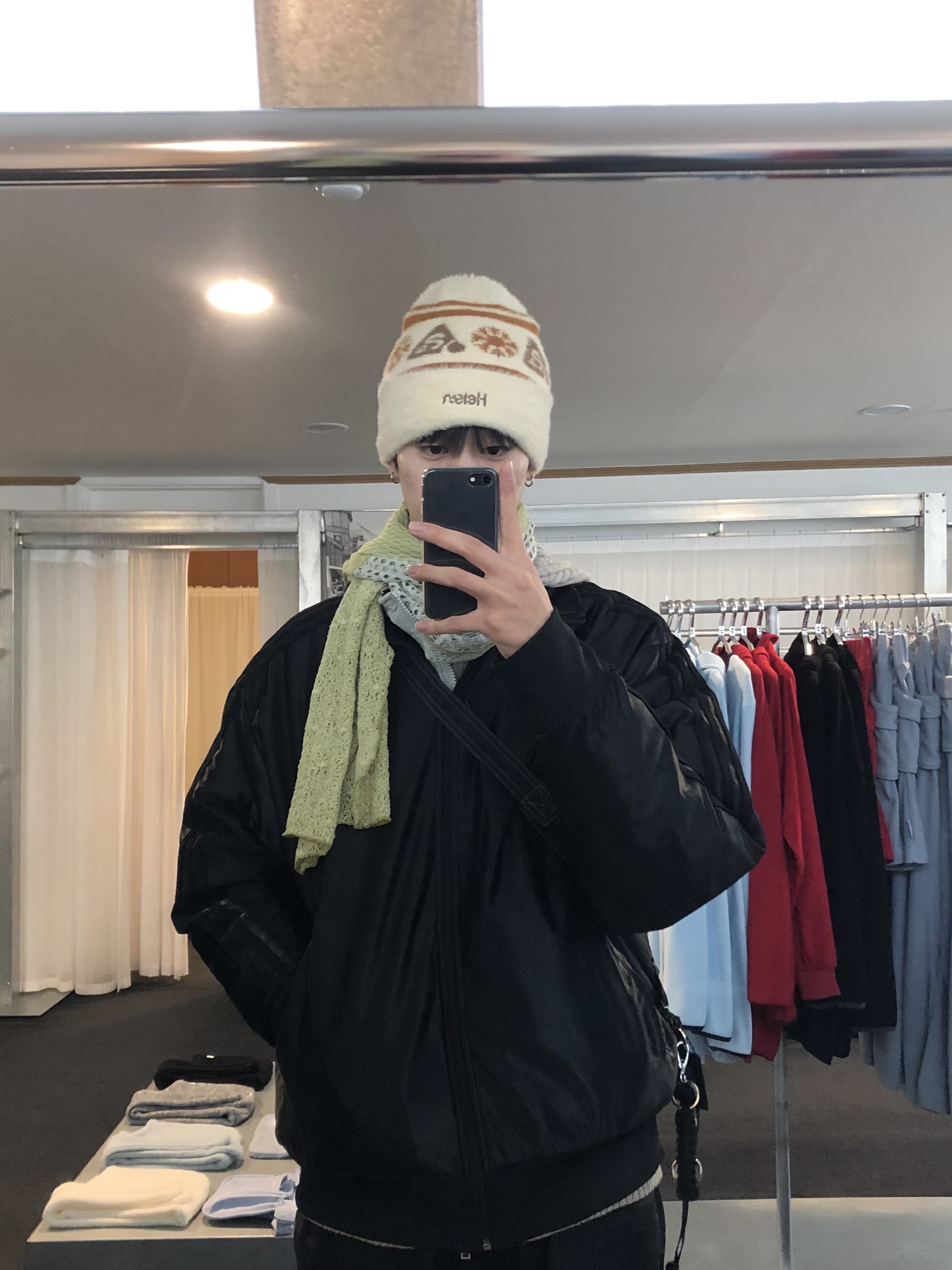 Ignota Core:10 Scarf Lime, Adidas Q3 Oversized Track Top Black - KR Sizing 착용 스타일 - 3