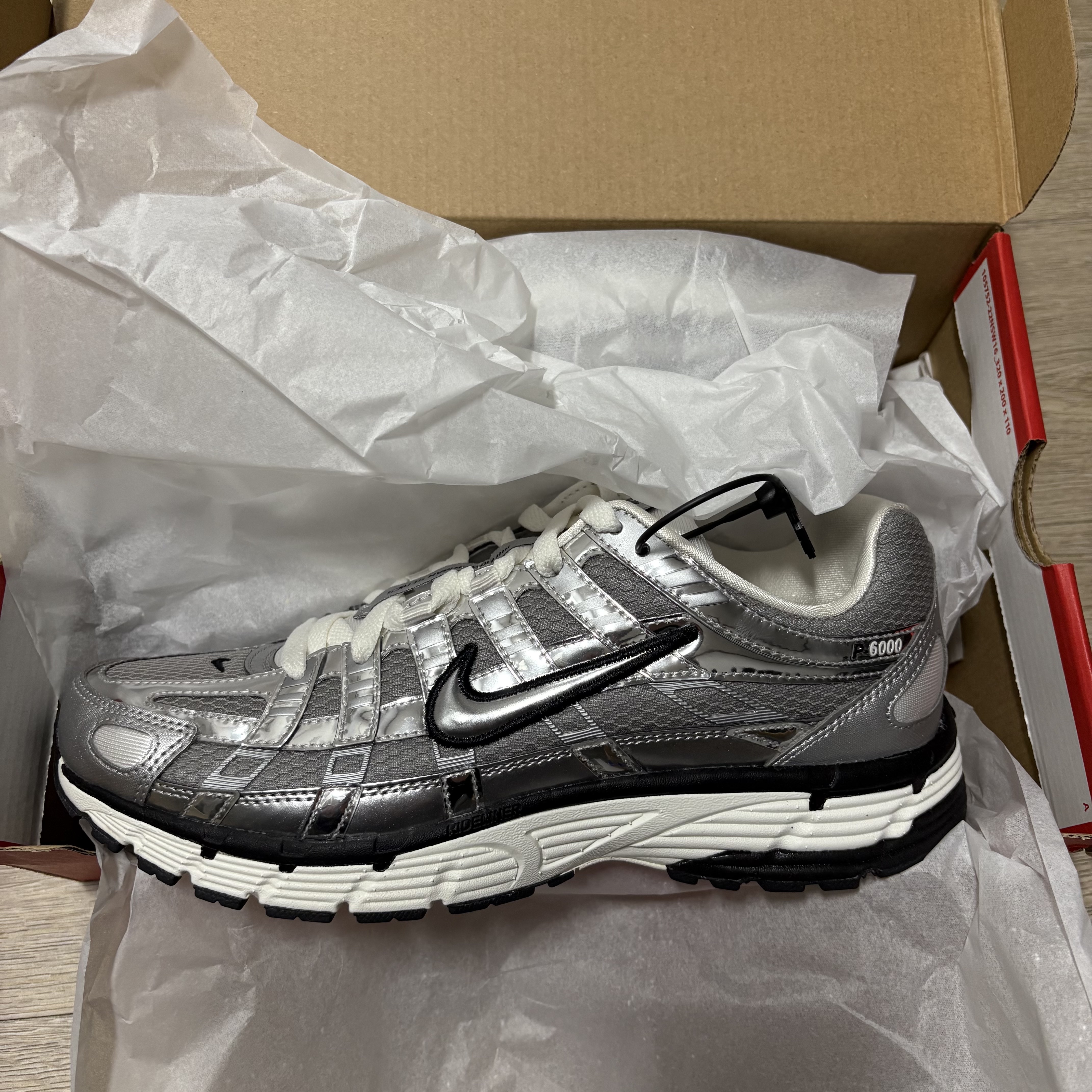 Nike P-6000 Metallic Silver 착용 스타일