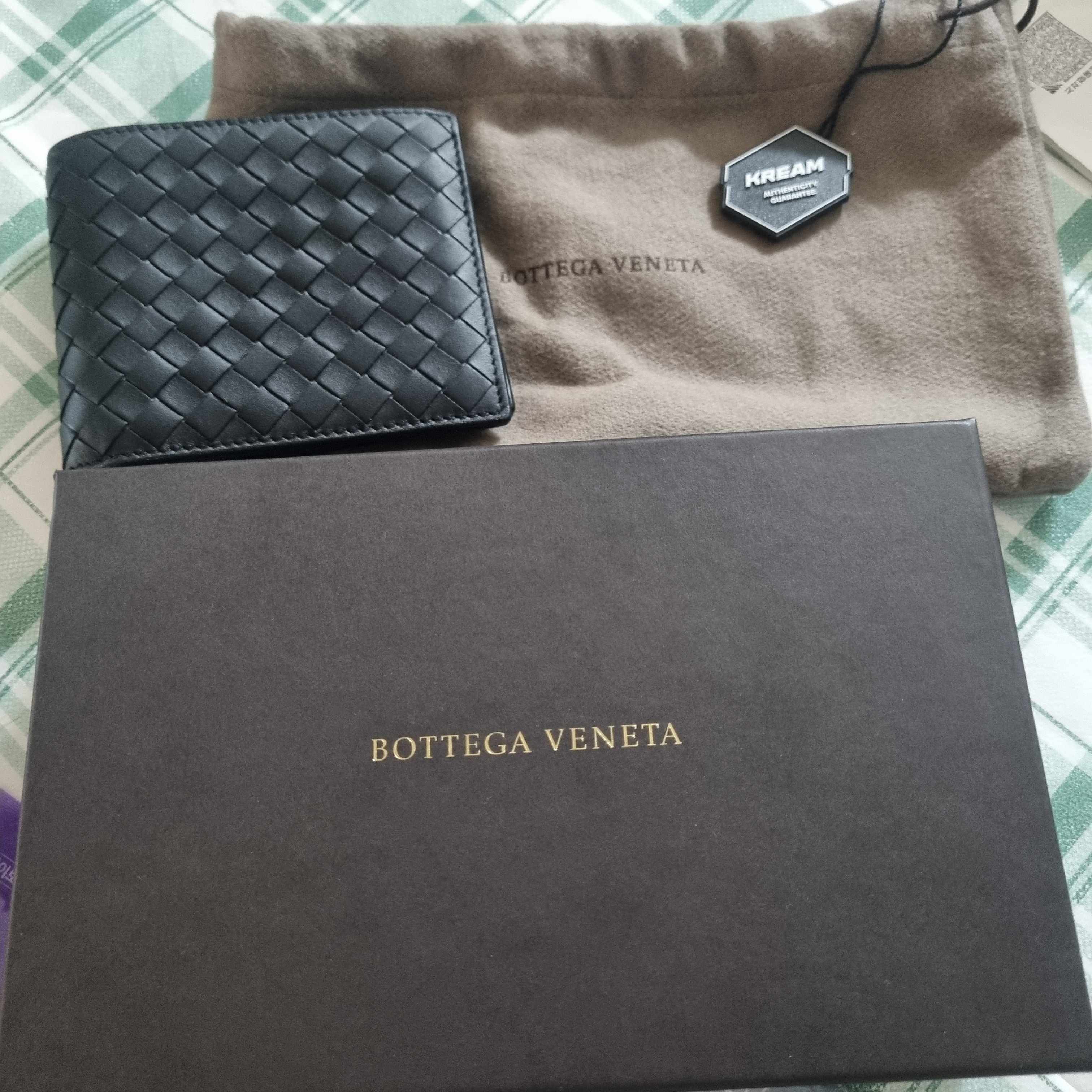Bottega Veneta Bi-Fold Wallet Black 착용 스타일