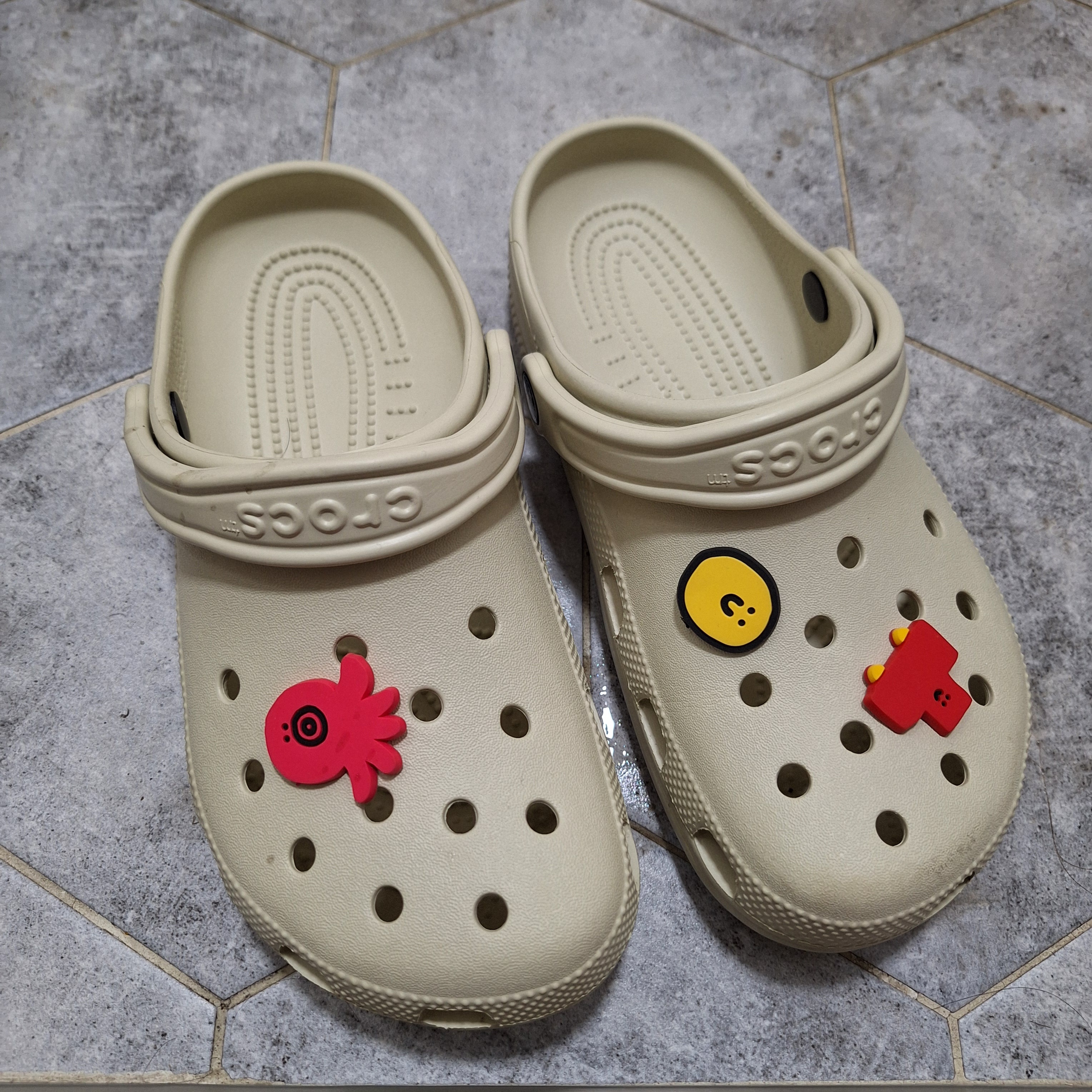 Crocs Classic Clog Bone 착용 스타일