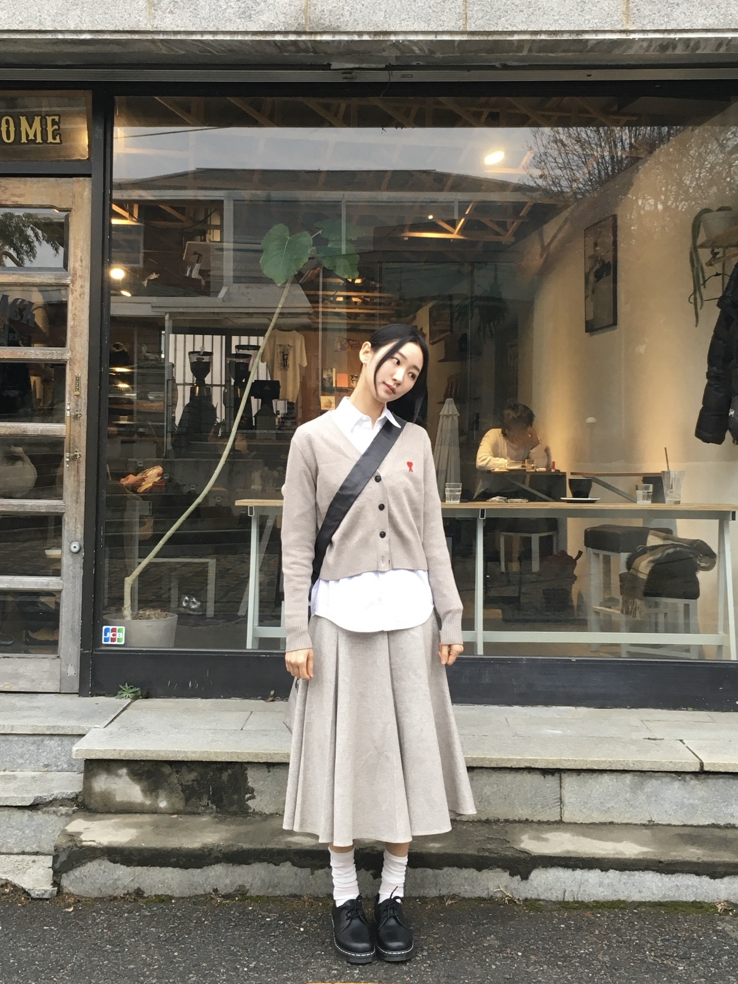 Dr. Martens 1461 WS Black Smooth, Lemaire Medium Croissant Bag Soft Nappa Leather Dark Chocolate 착용 스타일 - 3