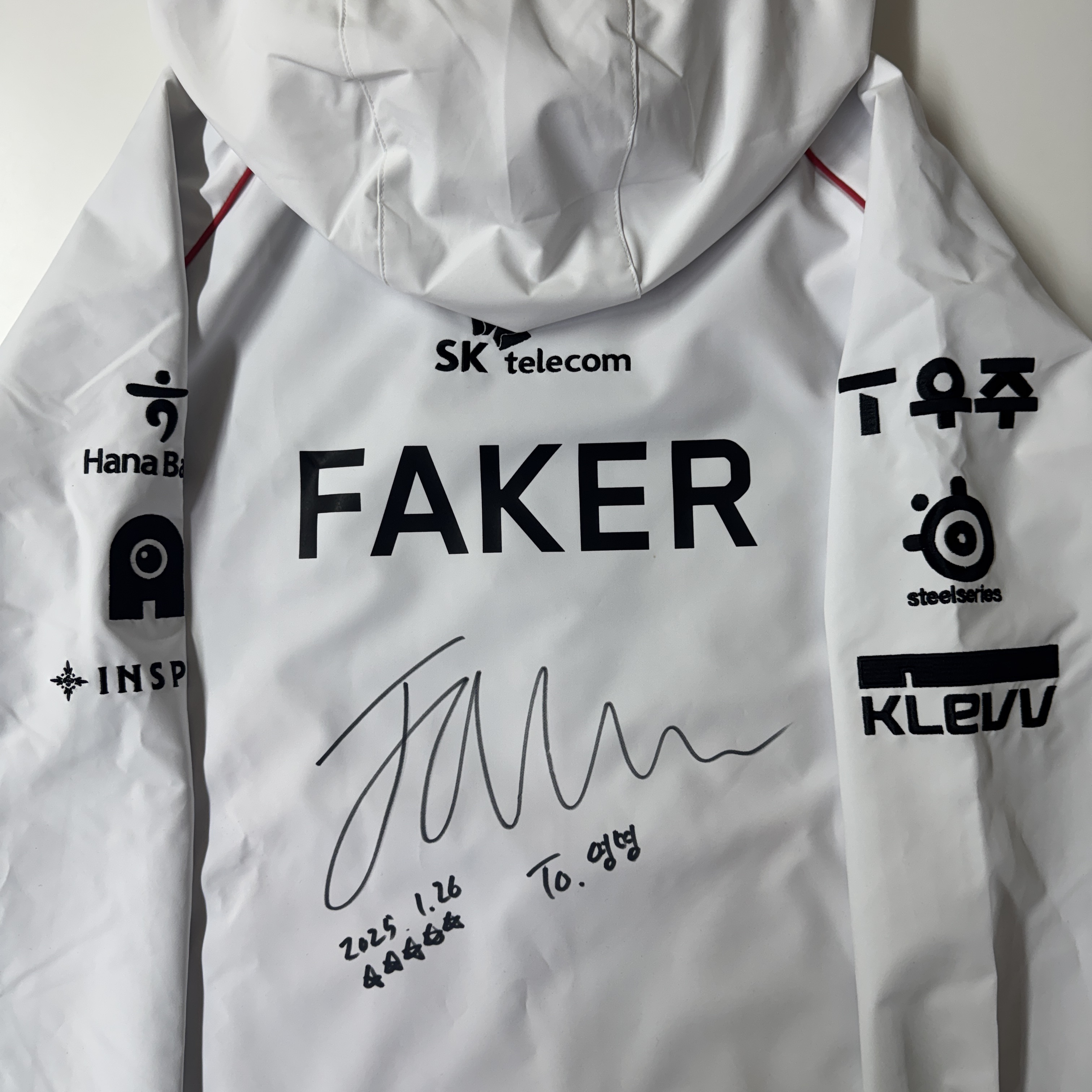 T1 2024 Uniform Worlds Jacket White (Non Marking Ver.), T1 2025 Uniform Jacket Red (Non Marking Ver.) 착용 스타일 - 1