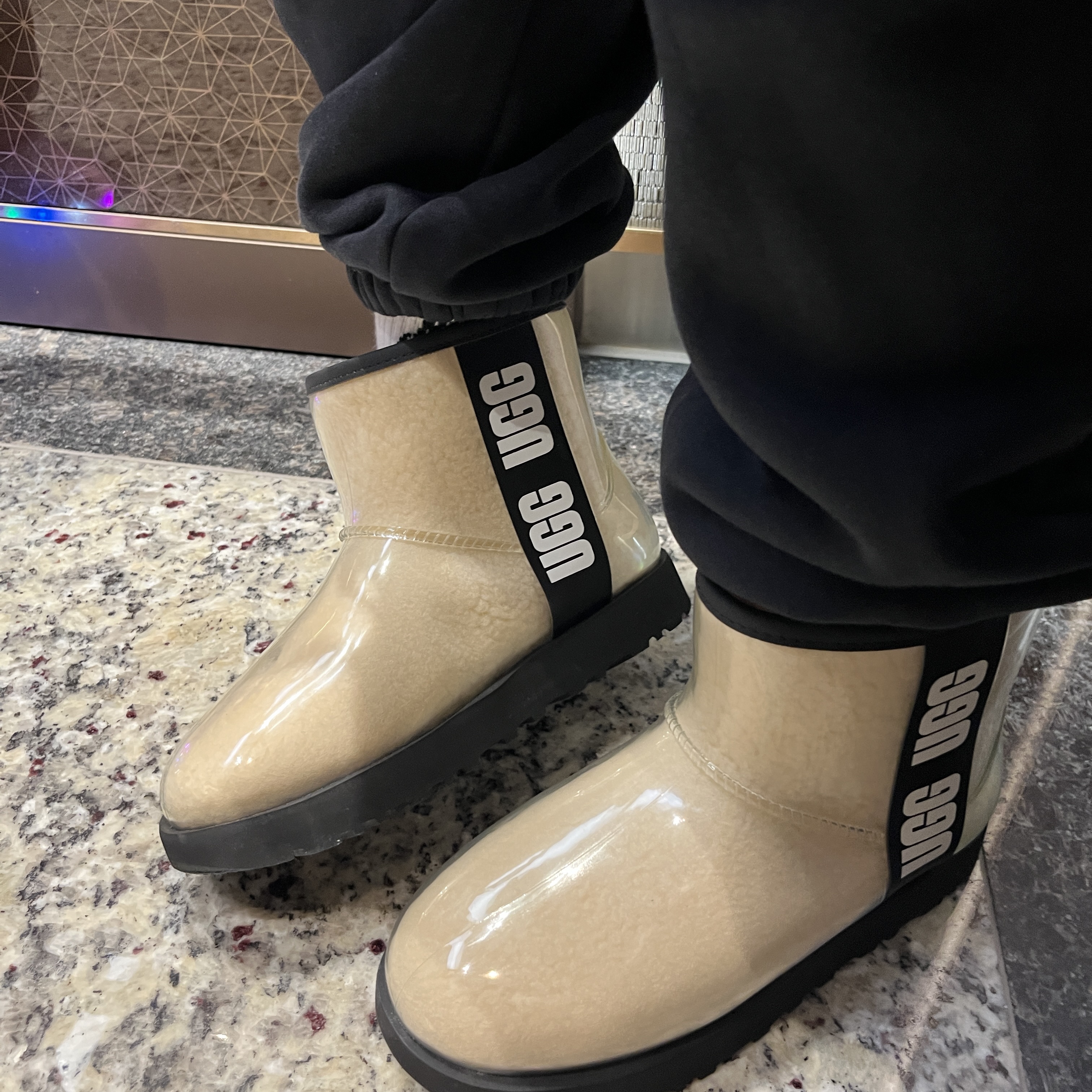 (W) UGG Classic Clear Mini Boots Natural Black 착용 스타일 - 2