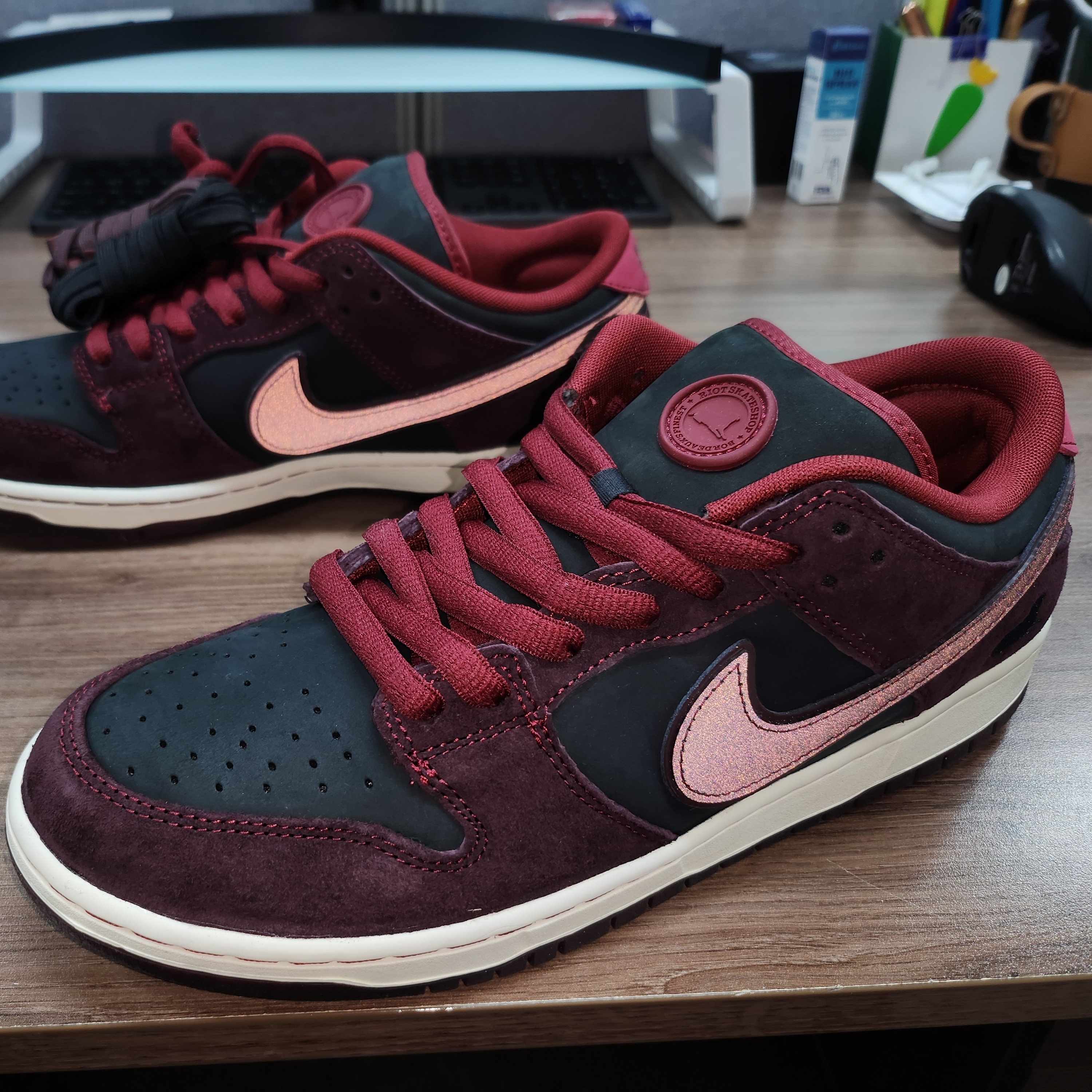 Nike x Riot Skateshop SB Dunk Low Pro Mahogany and Team Red 착용 스타일 - 2