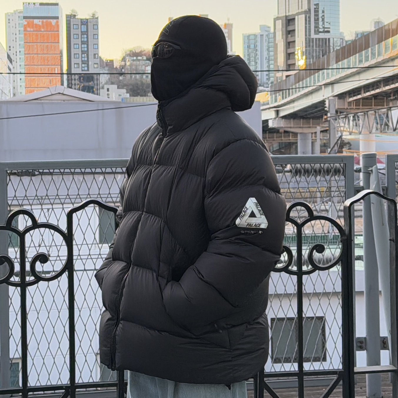 Palace Pertex Frost Balaclava Puffa Black - 22FW, Oakley Eye Jacket Redux Matte Black Frame Prizm Grey Lenses High Bridge Fit 착용 스타일 - 1