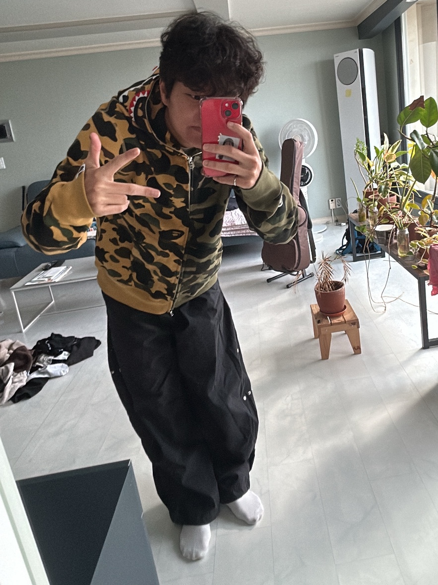 BAPE 1st Camo Separate Shark Full Zip Hoodie Yellow 착용 스타일 - 1