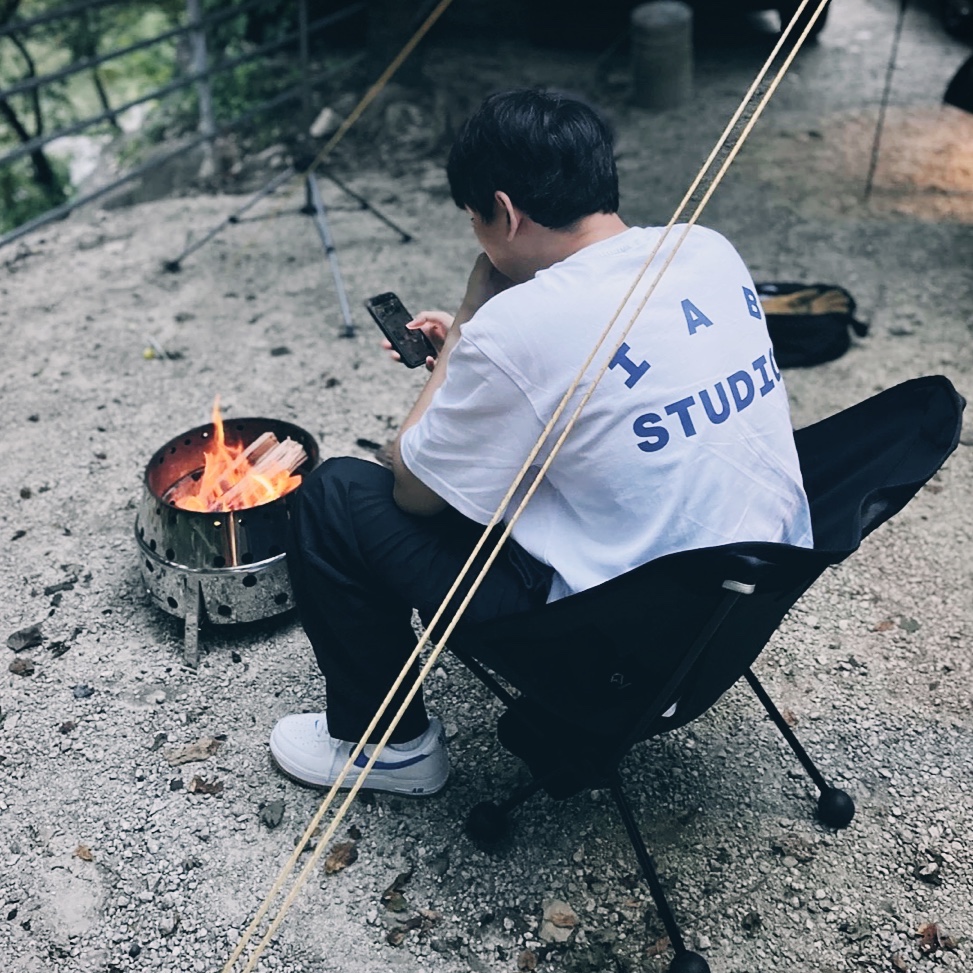 IAB Studio T-Shirt White Navy - 22FW 착용 스타일 - 1