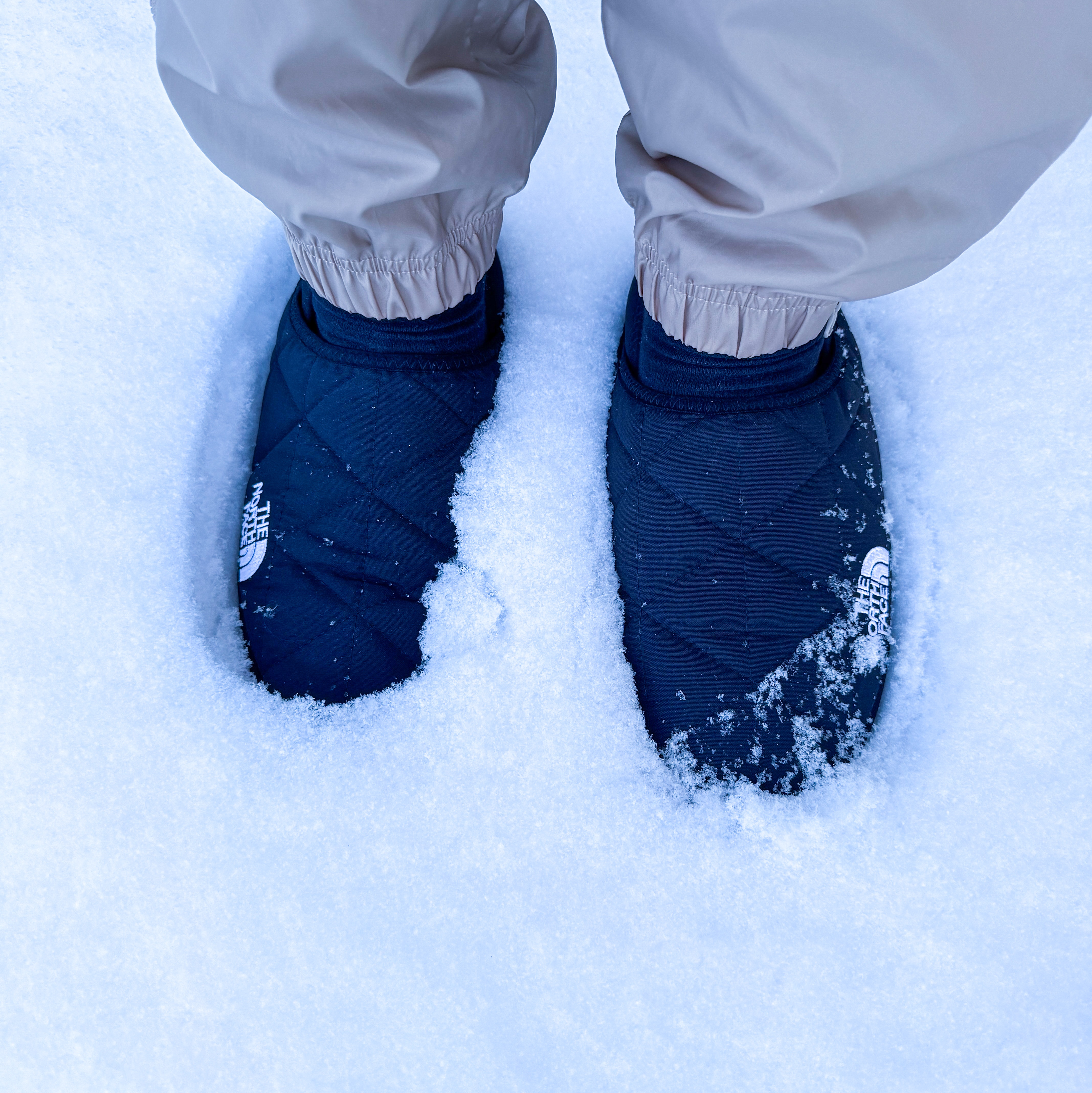 The North Face Nuptse Ex Mule Black 착용 스타일