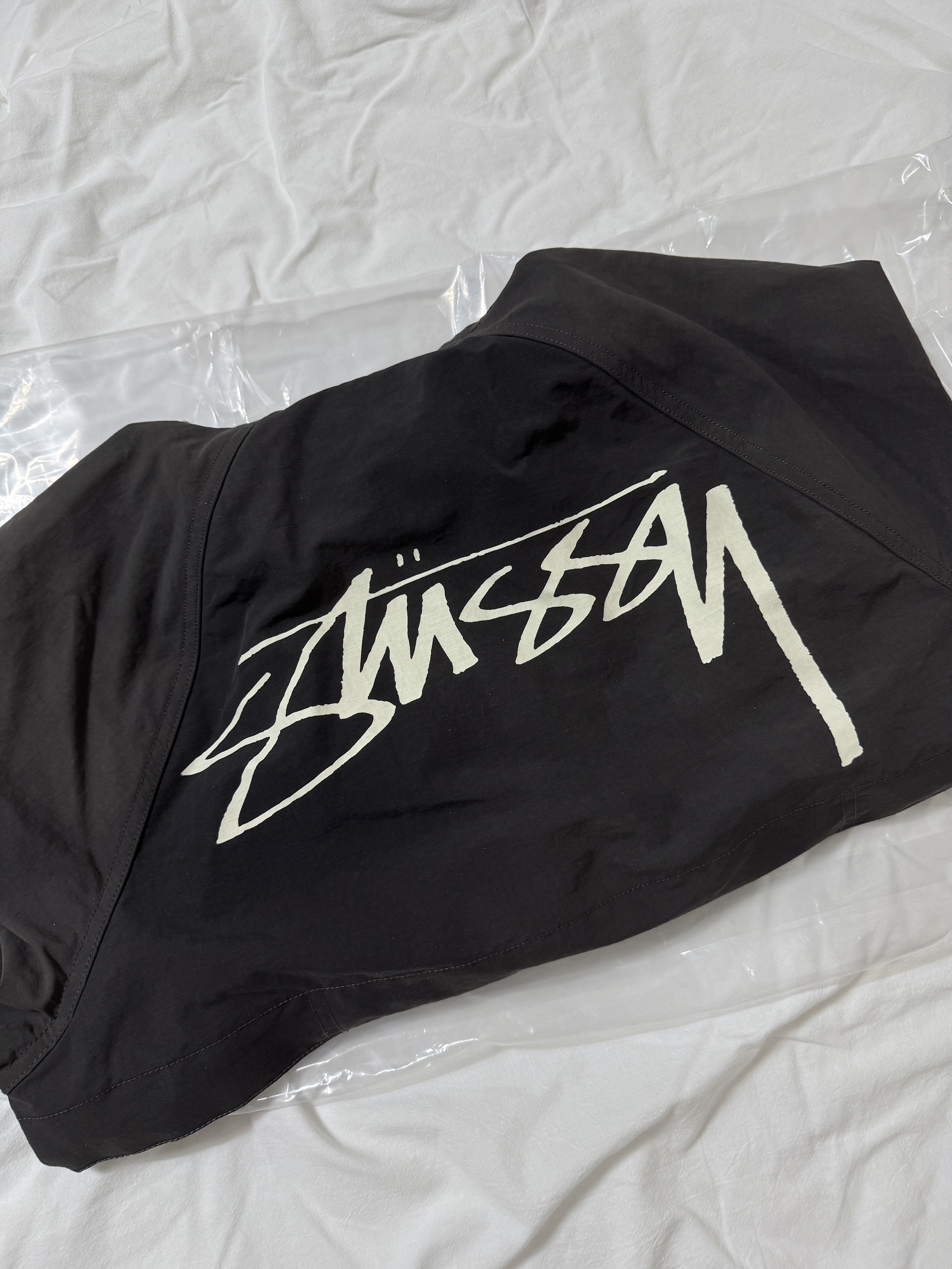 Stussy Wave Dye Beach Shell Jacket Black 착용 스타일 - 3