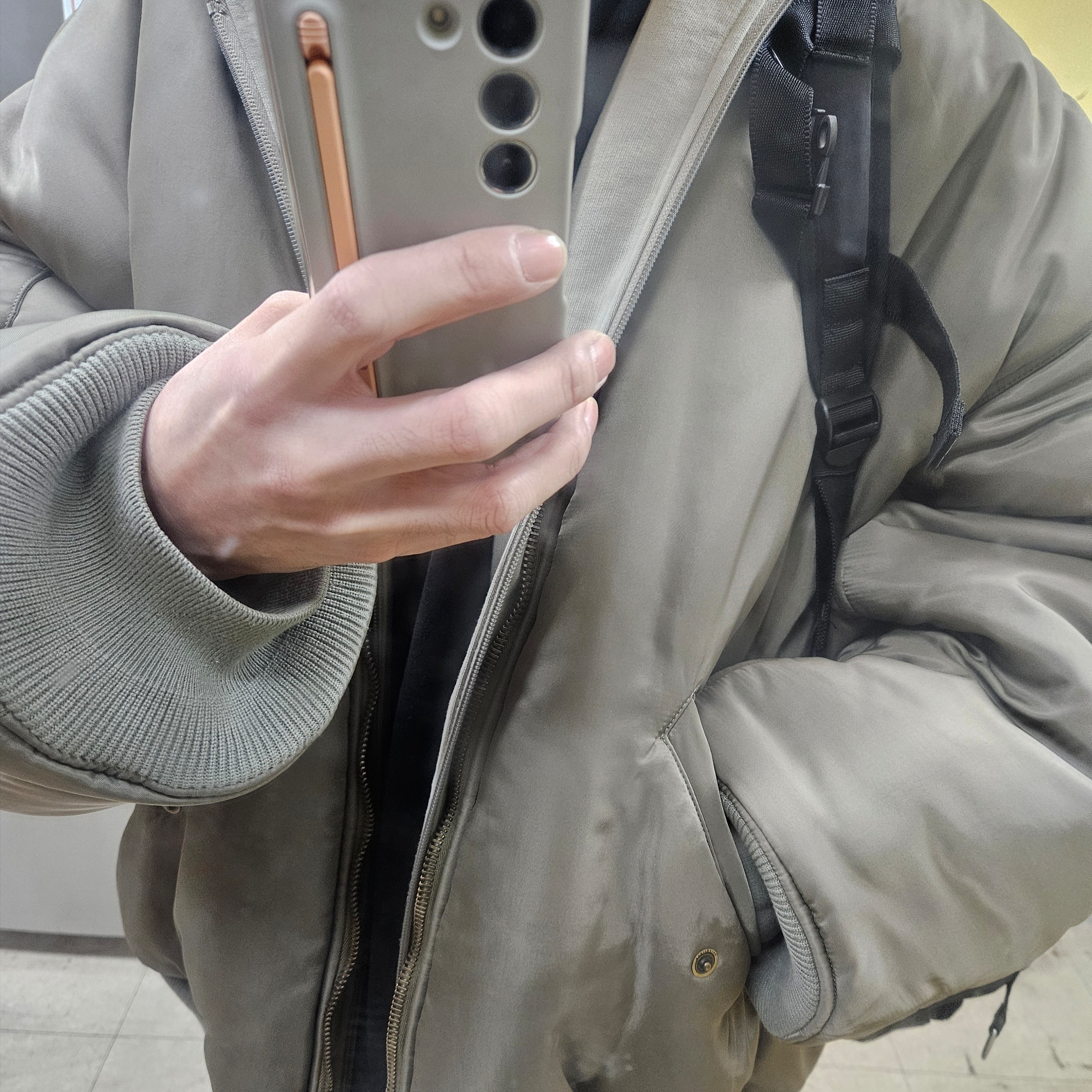 Balenciaga Paris All Oversized Bomber Dark Beige 착용 스타일 - 2