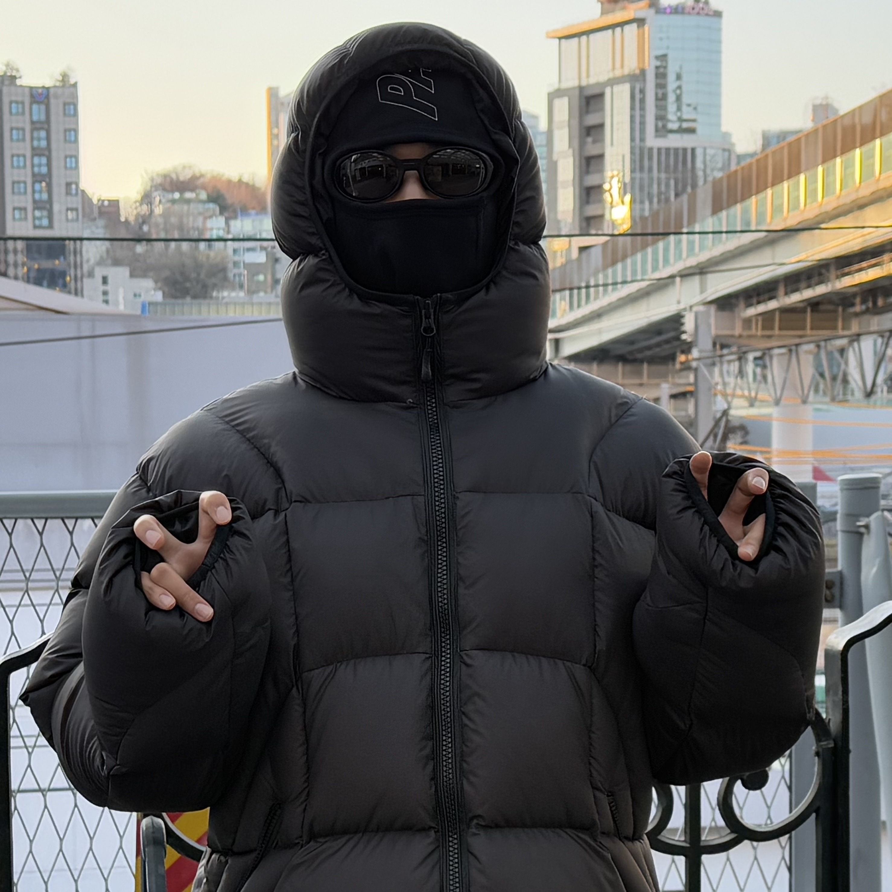 Palace Pertex Frost Balaclava Puffa Black - 22FW, Oakley Eye Jacket Redux Matte Black Frame Prizm Grey Lenses High Bridge Fit 착용 스타일 - 2