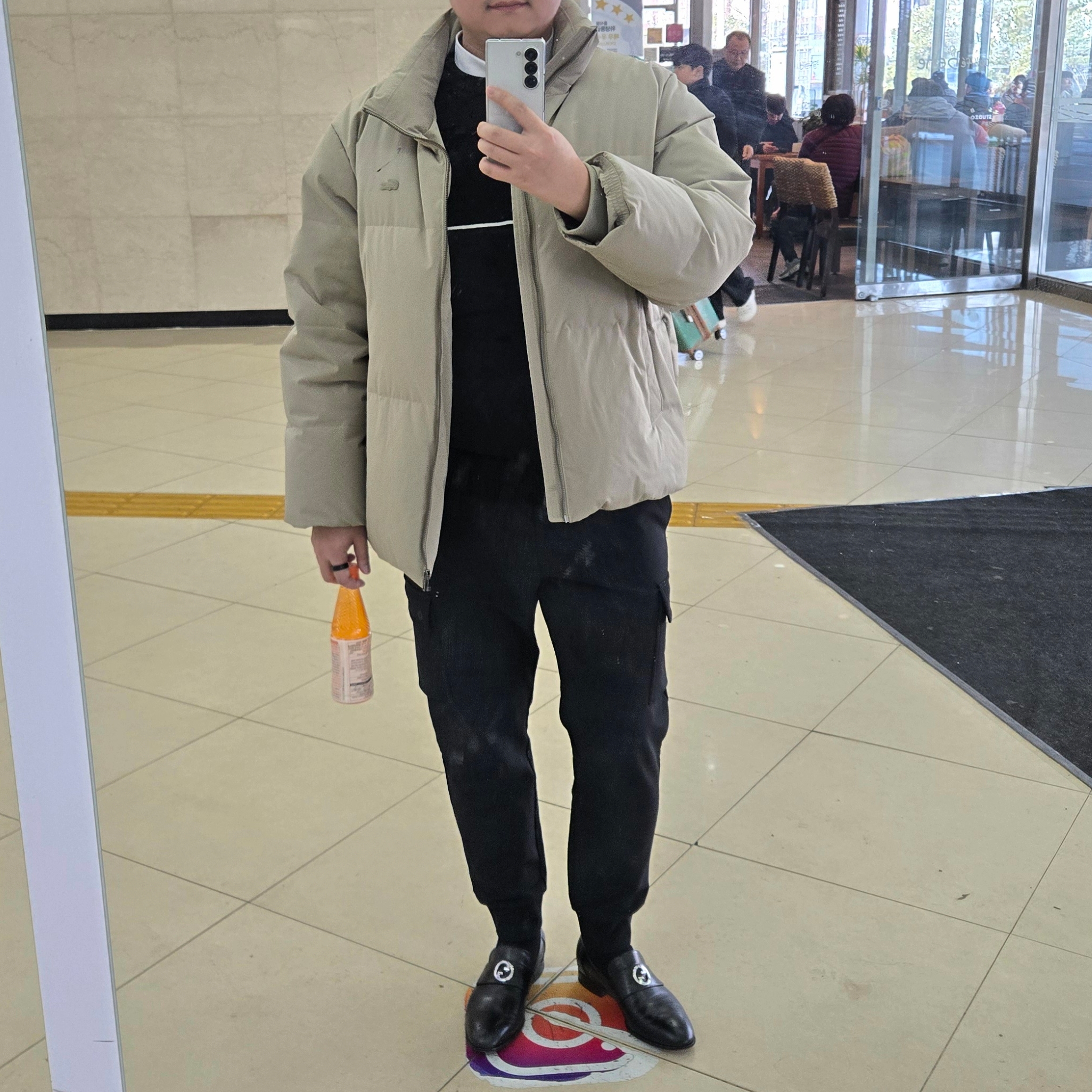 Samsung Galaxy Z Fold6 512GB White (Korean Ver.) - Online Exclusive, Burberry Sergent Poplin Shirt White 착용 스타일