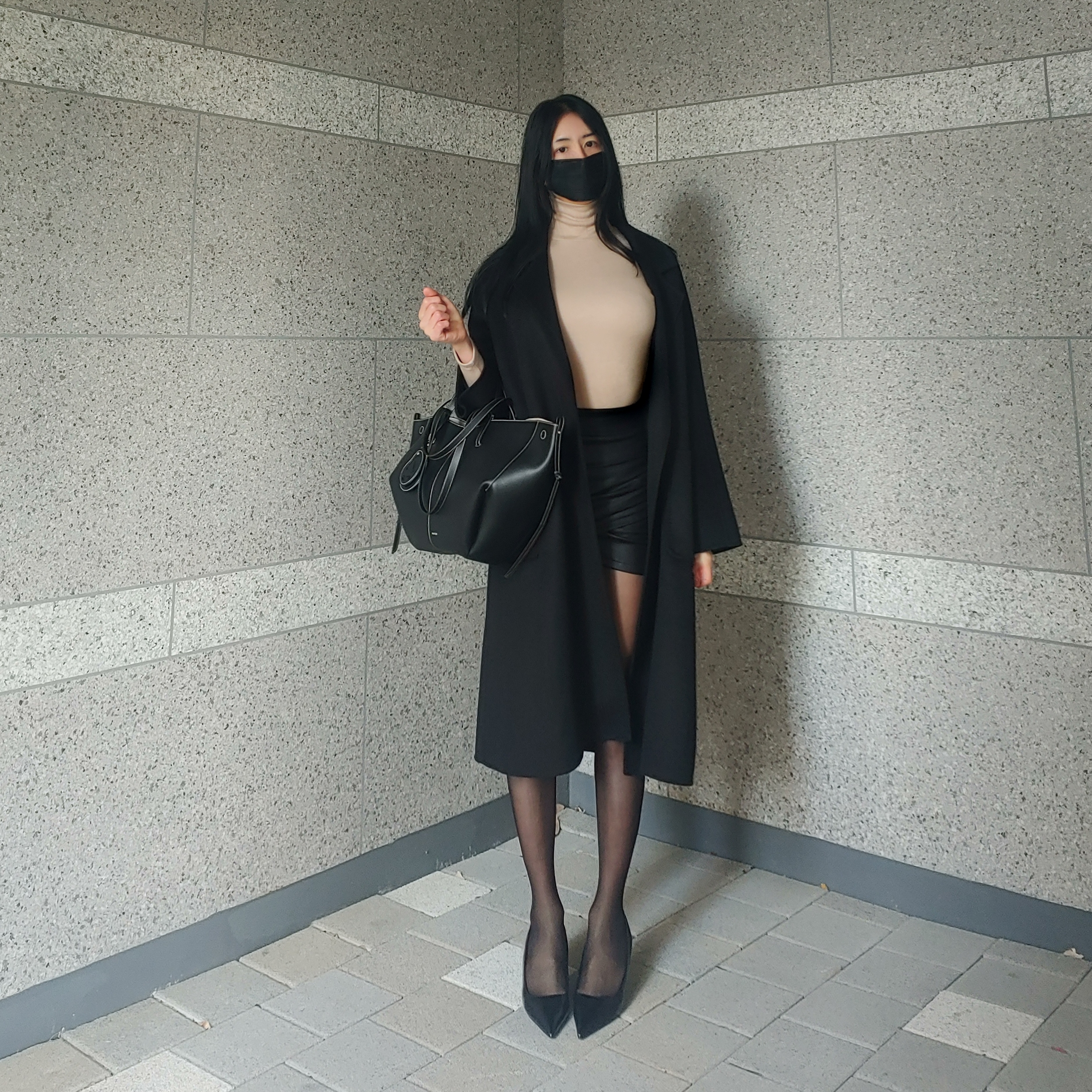 Polene Cyme Black with Ecru Stitching 착용 스타일 - 3