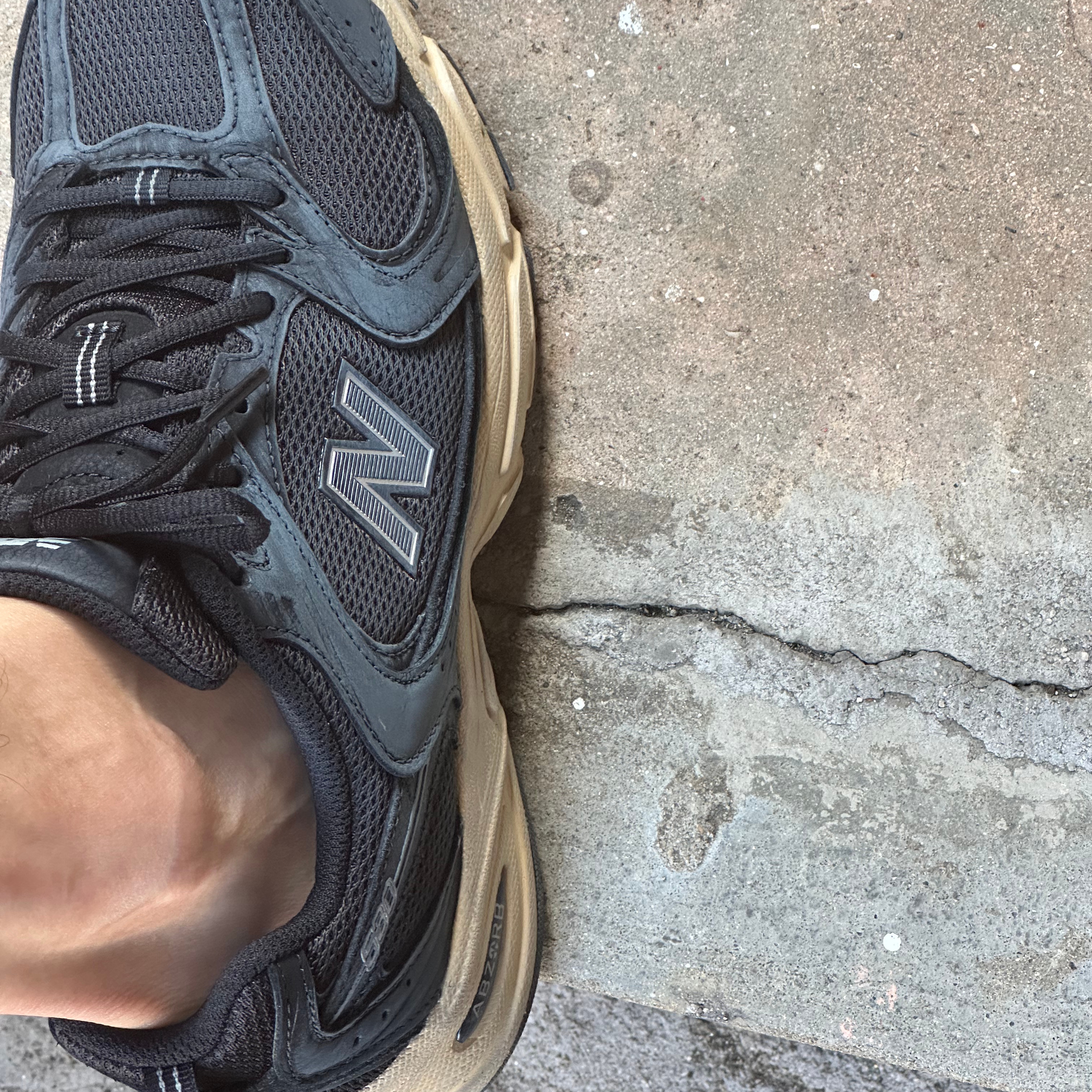 New Balance 530 Vintage Black Gum 착용 스타일 - 2