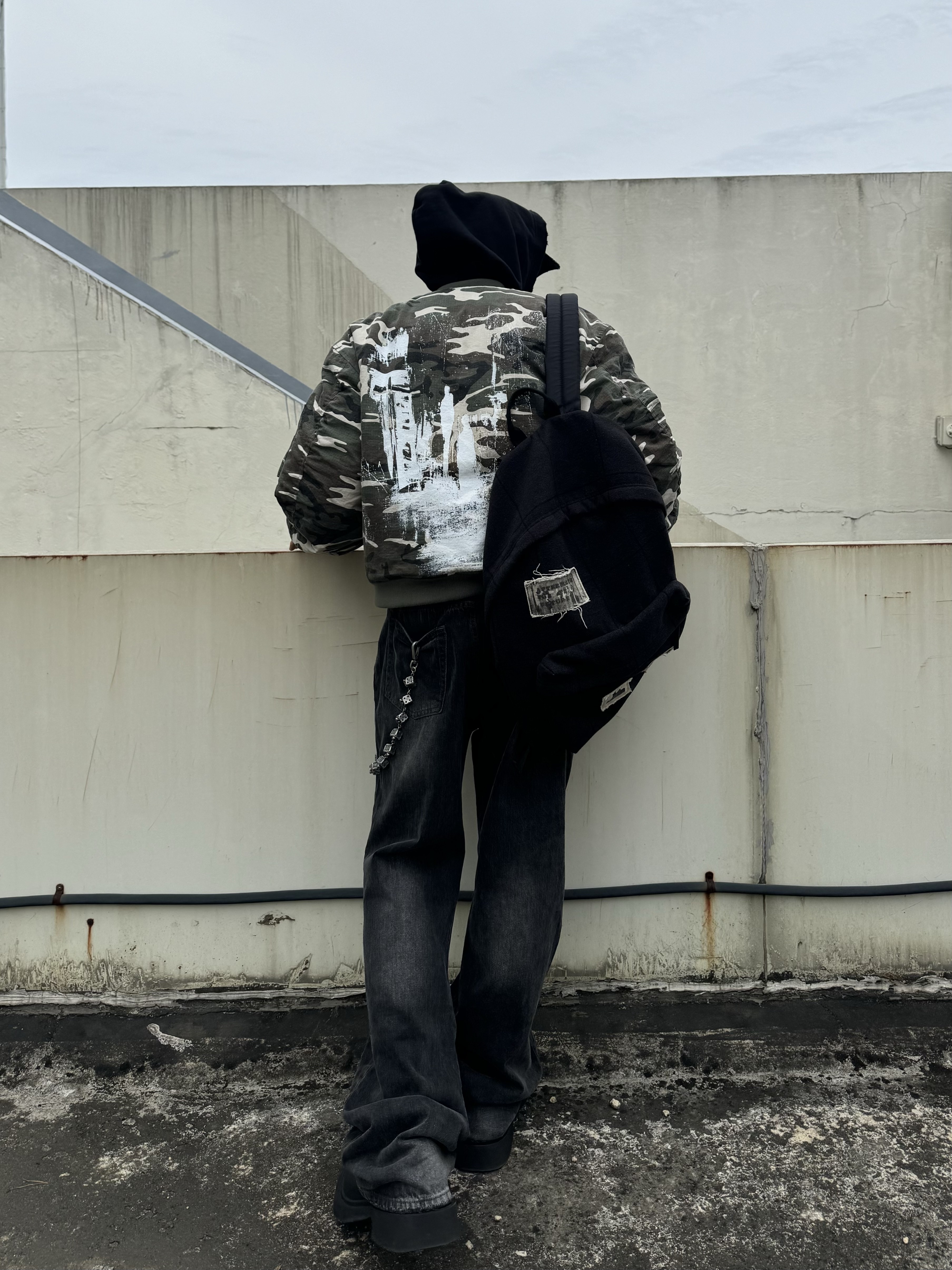 Awende Messiah Camo Bomber Jacket, Awende Blue Wide Jean 착용 스타일 - 4