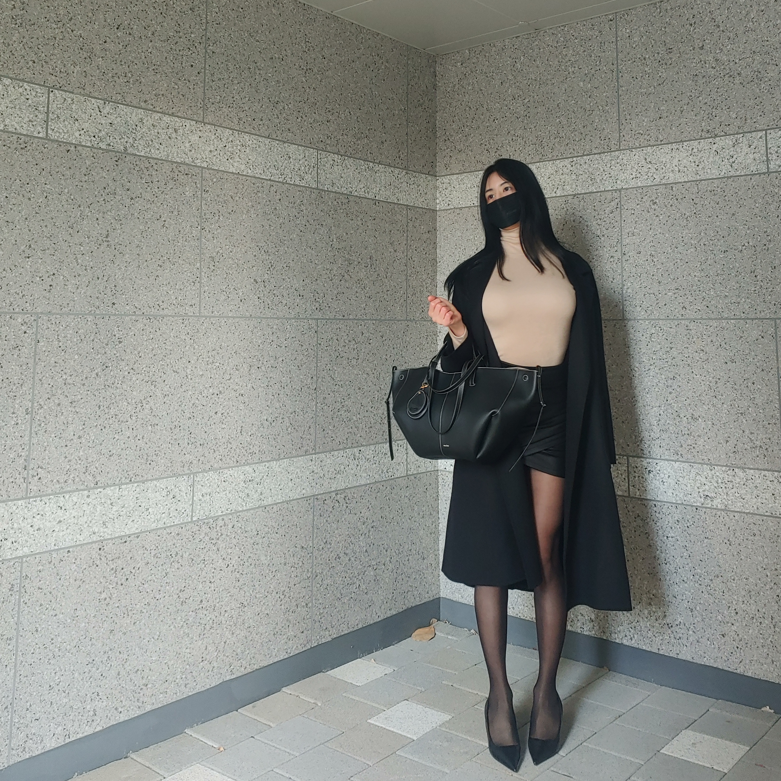 Polene Cyme Black with Ecru Stitching 착용 스타일 - 2