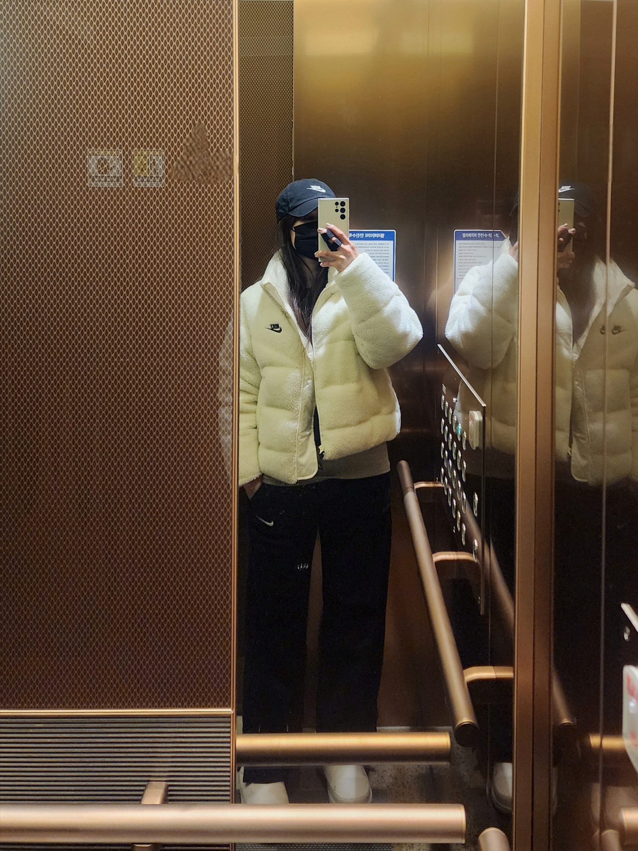 (W) Nike NSW Thrma-Fit City Series Sherpa Jacket White - Asia, (W) Nike NSW Phoenix Fleece High Waisted Wide Leg Sweatpants Black - Asia 착용 스타일