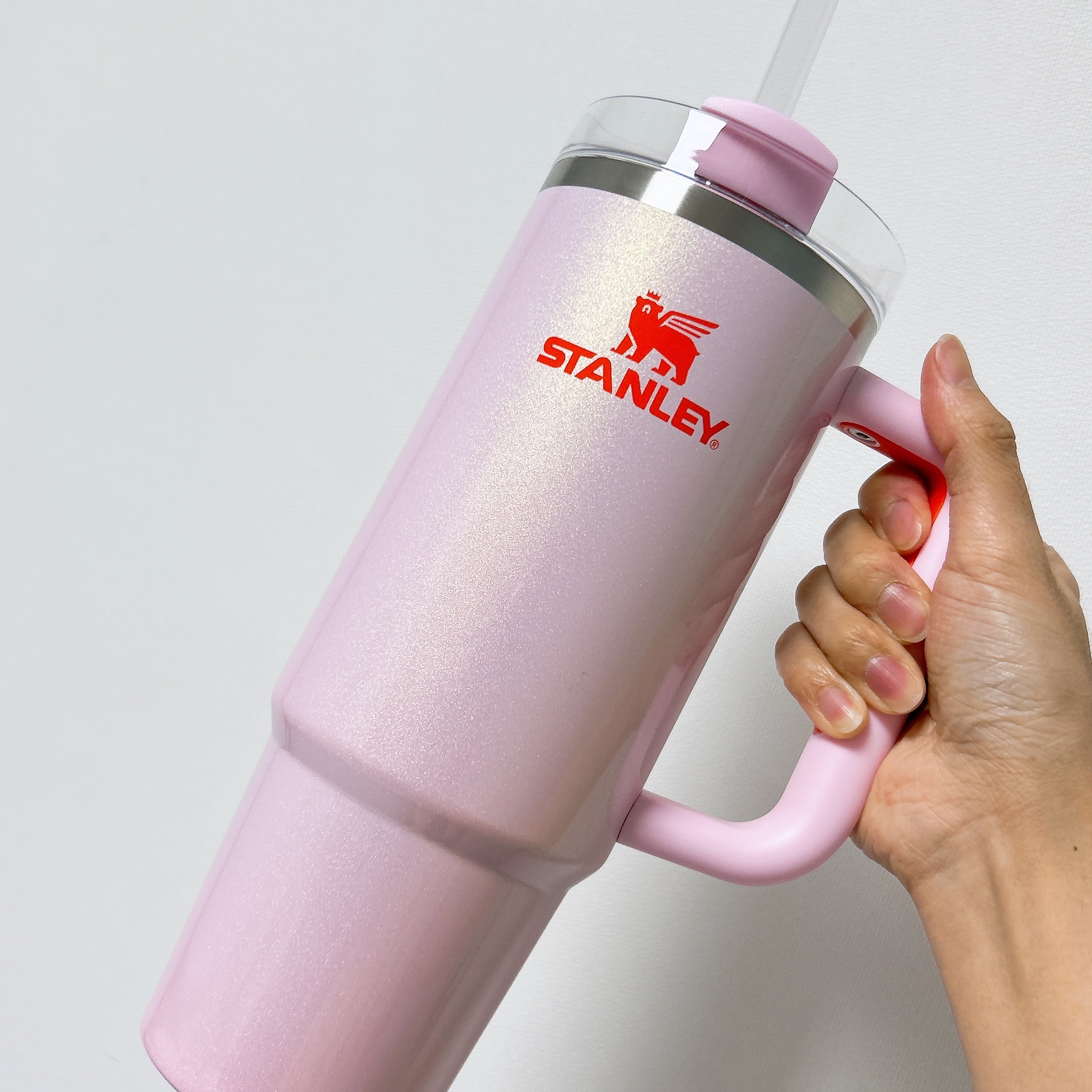 Stanley The Quencher H2.0 Flowstate Tumbler 887ml Rose Petal Shimmer 착용 스타일 - 1