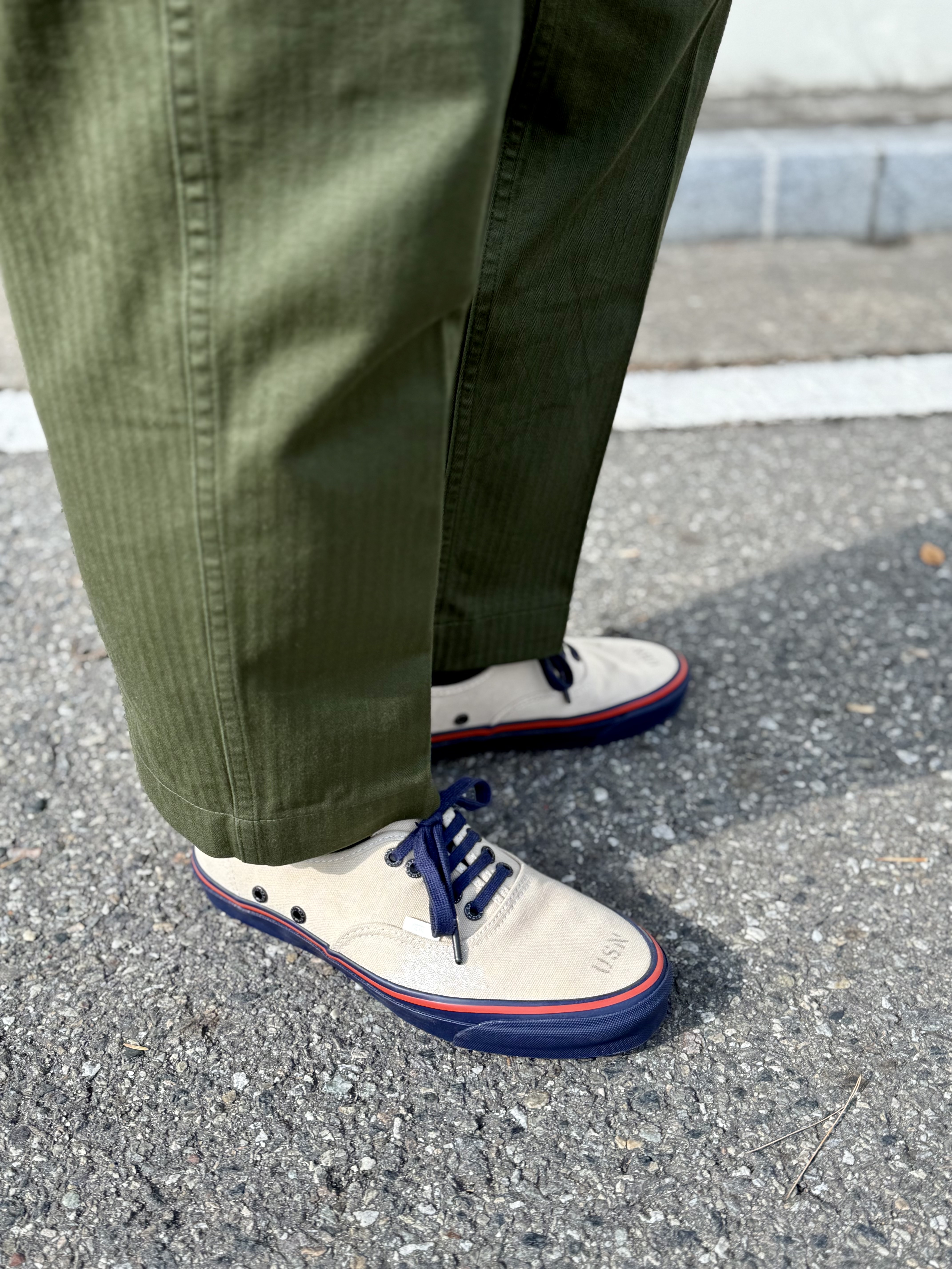 Vans Vault x Nigel Cabourn OG Authentic LX Worn White Navy 착용 스타일 - 8
