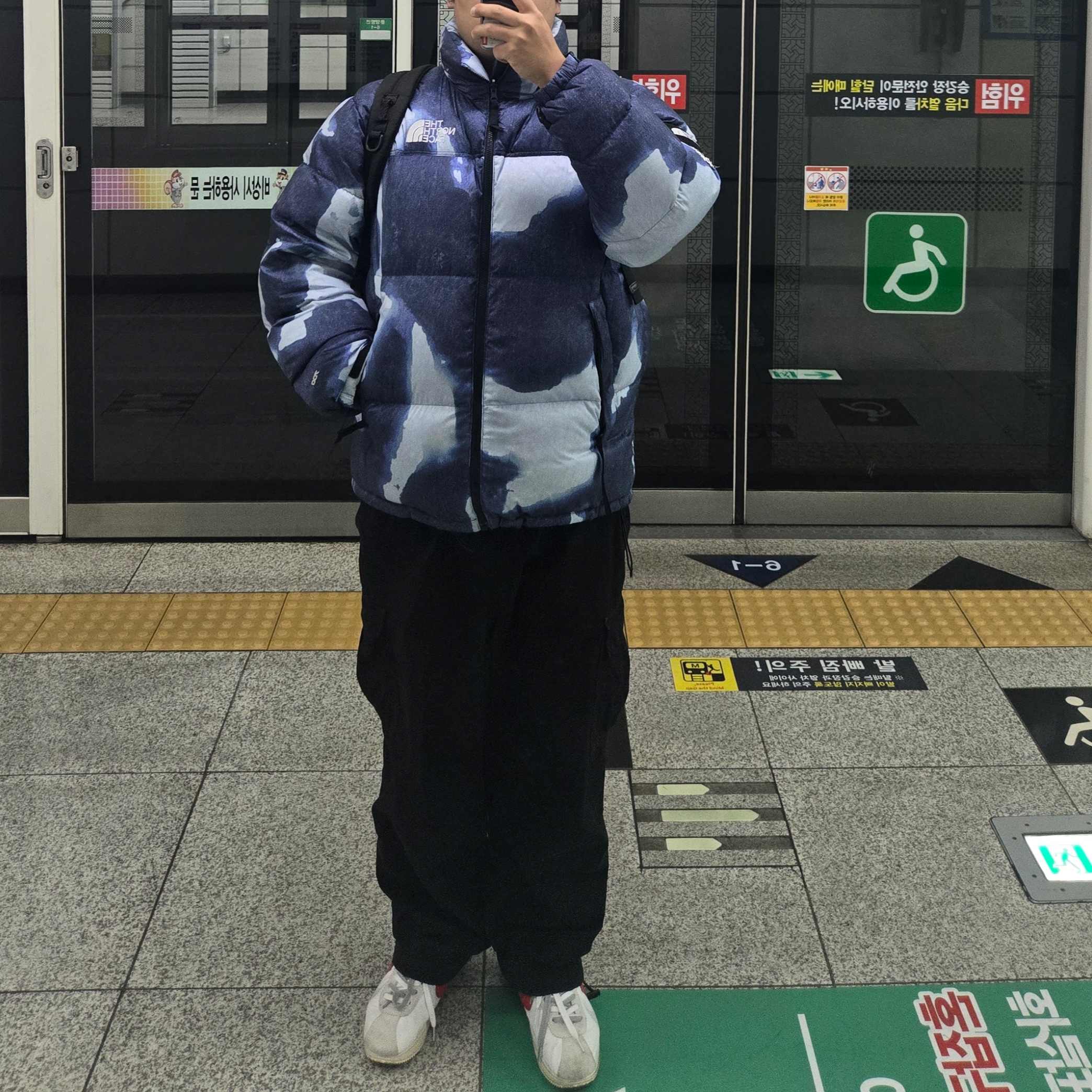 Supreme x The North Face Bleached Denim Print Nuptse Jacket Indigo - 21FW 착용 스타일