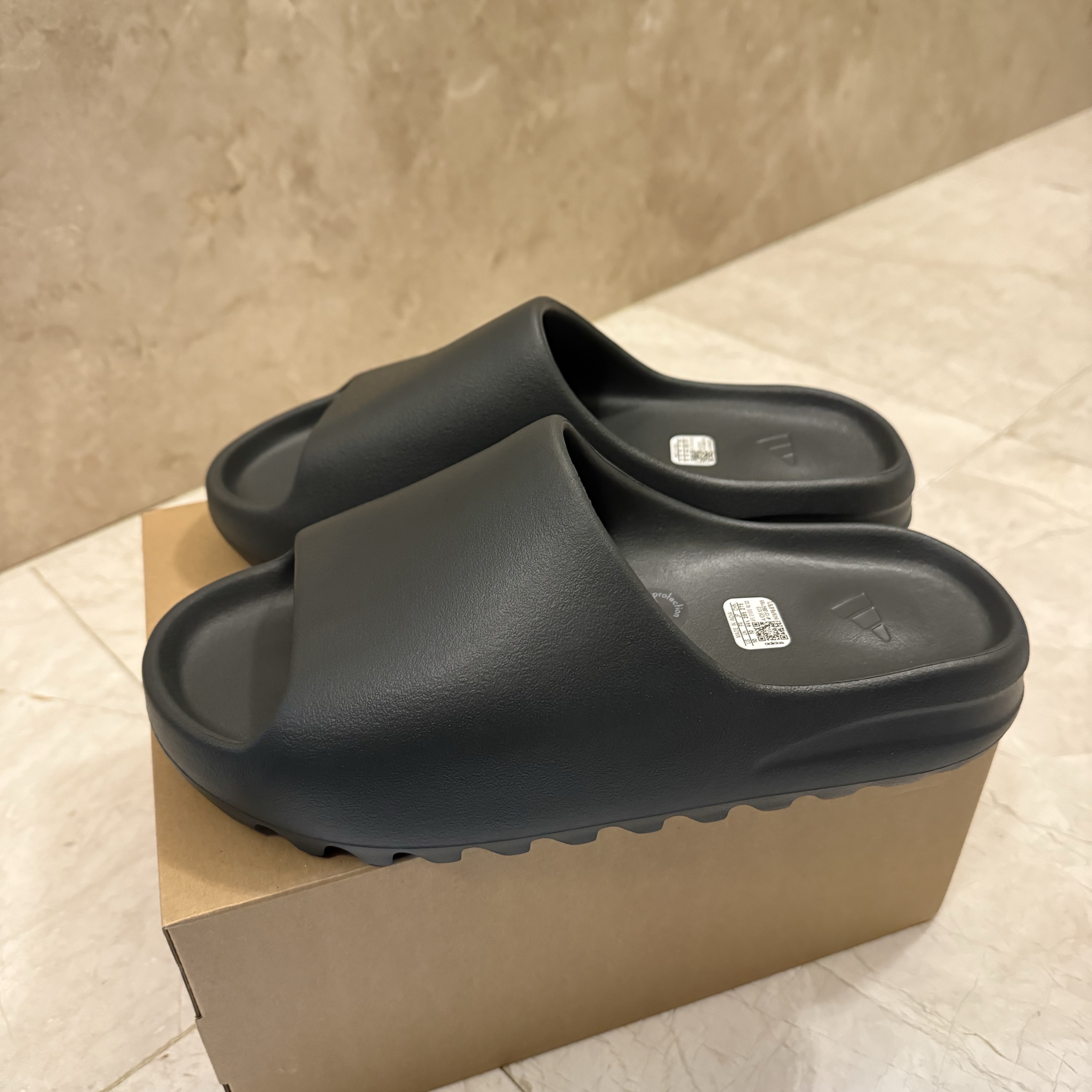 Adidas Yeezy Slide Onyx 착용 스타일